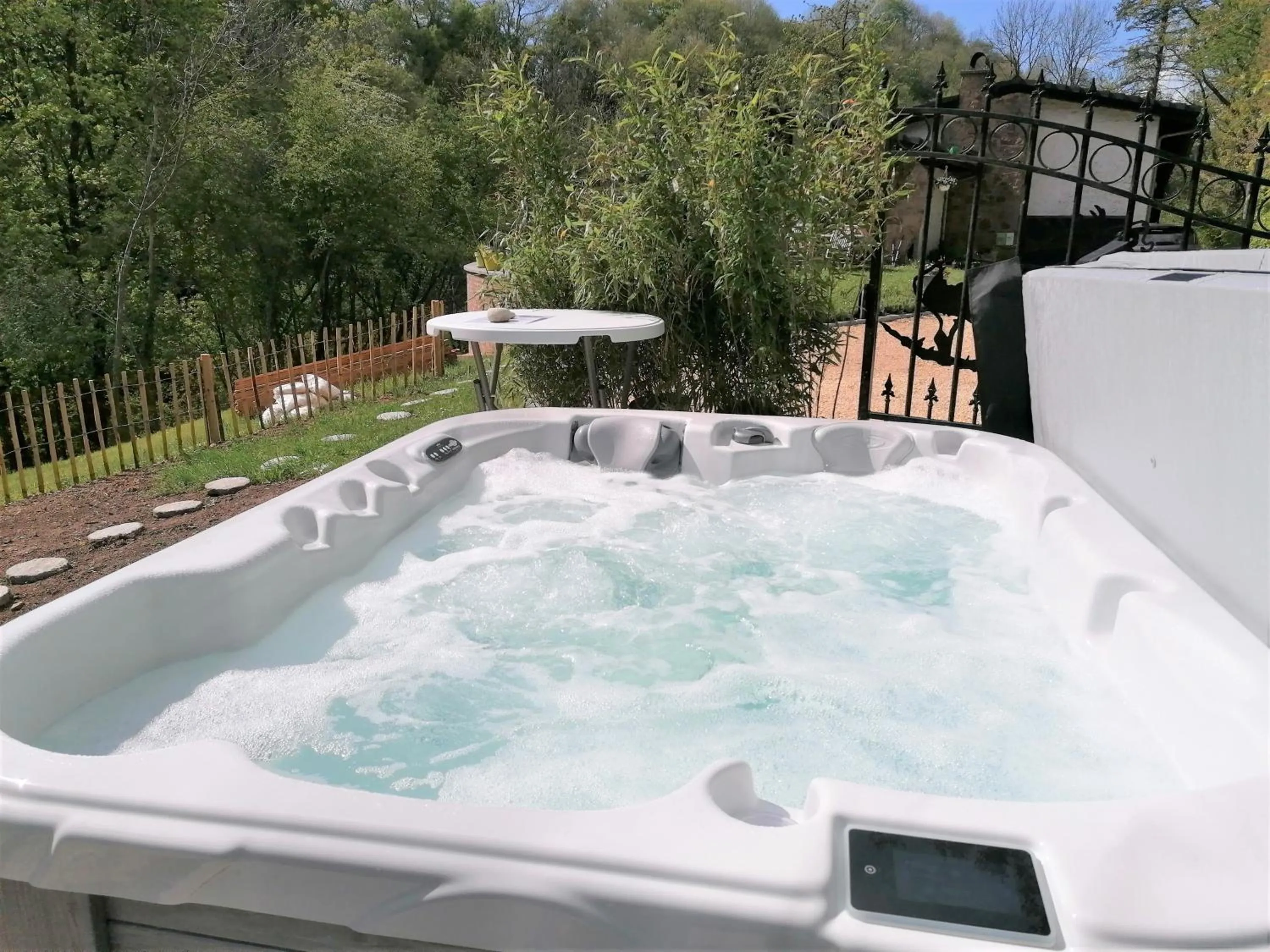 Hot Tub in Chez Madame Irma