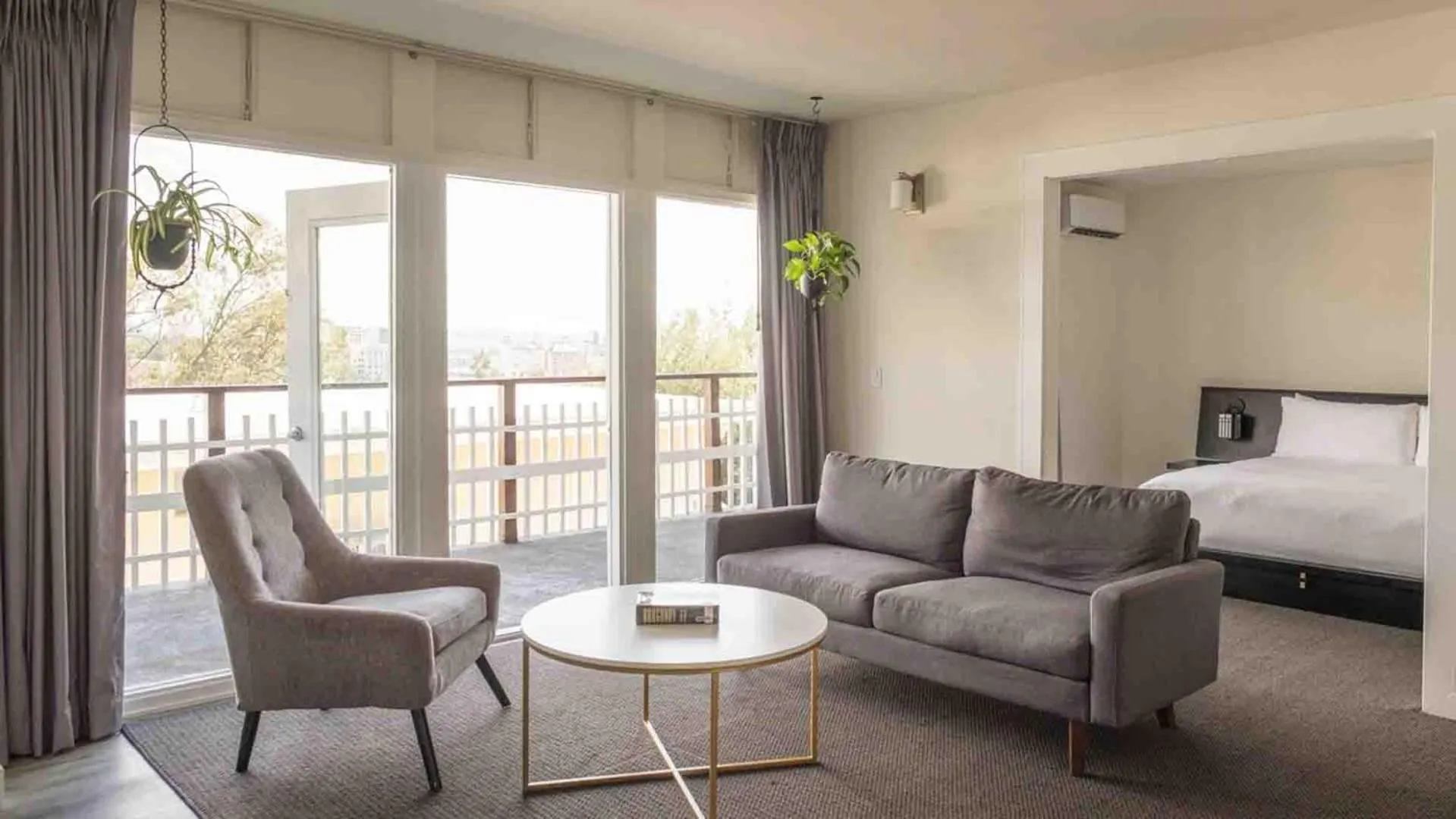 TV and multimedia, Bed in Hollywood Hills Hotel