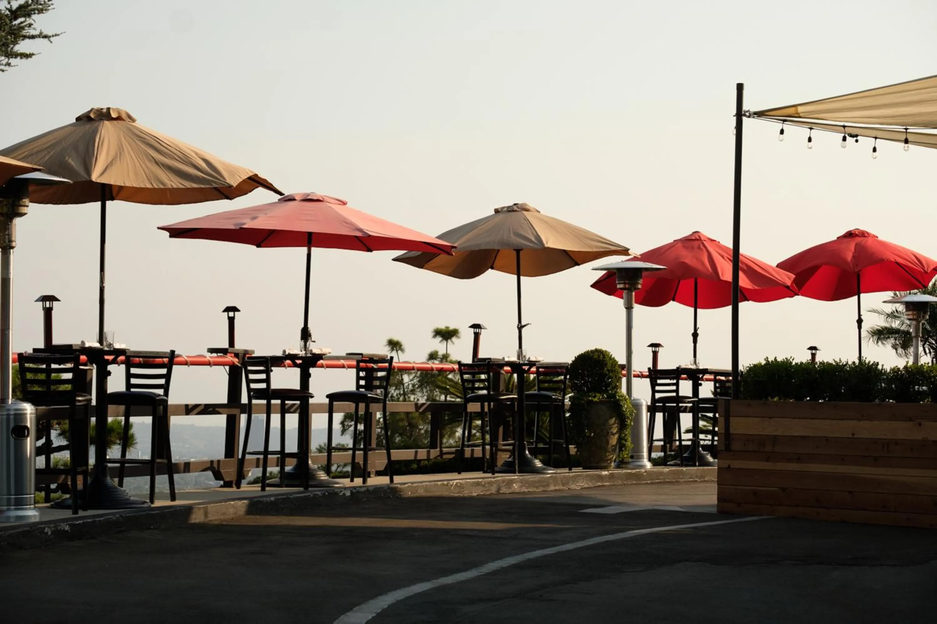 Restaurant/places to eat in Hollywood Hills Hotel