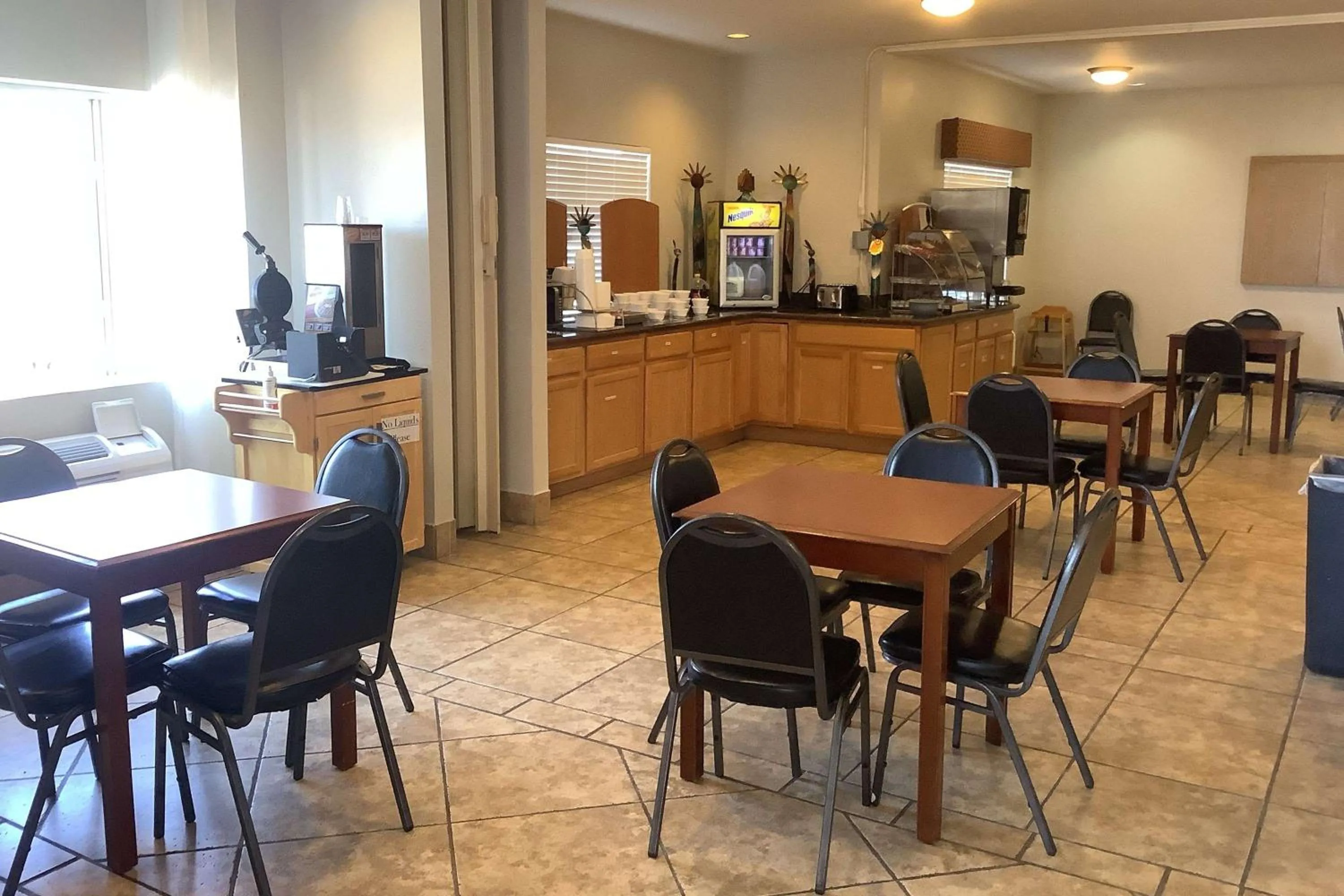 Restaurant/places to eat in Baymont Inn & Suites by Wyndham Holbrook