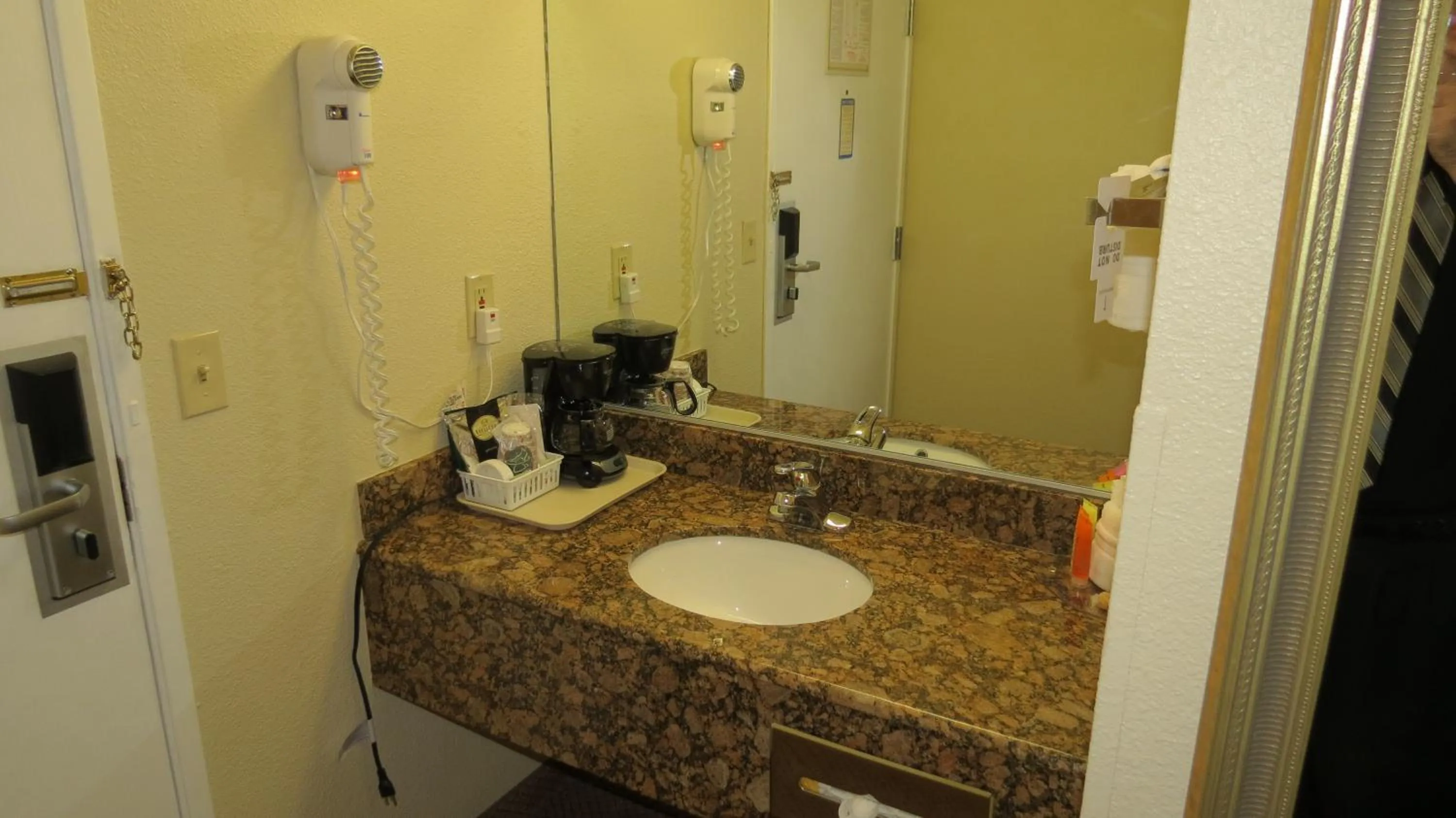 Bathroom in Baymont Inn & Suites by Wyndham Holbrook