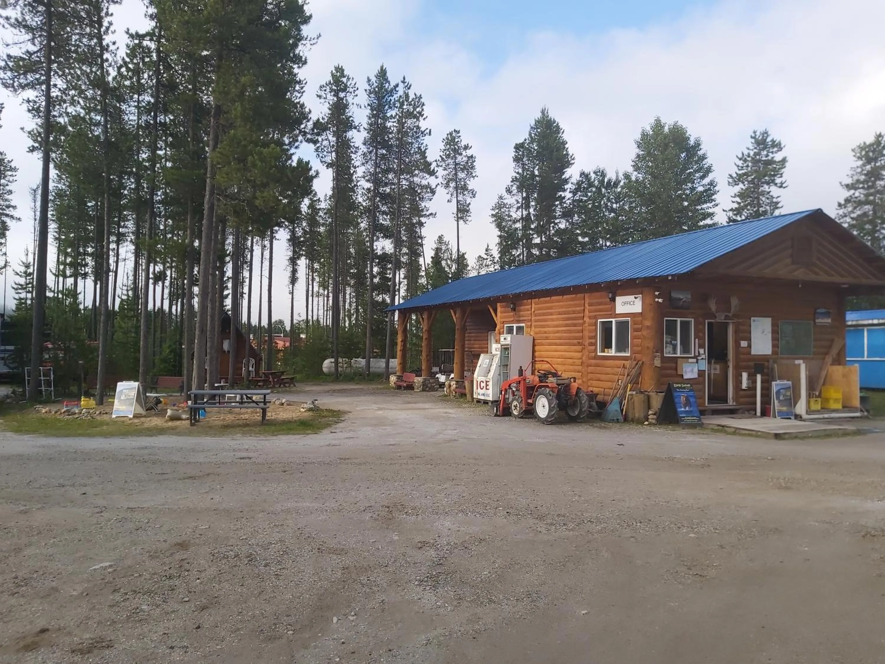 Blue River Campgrounds & Cabin-public washroom