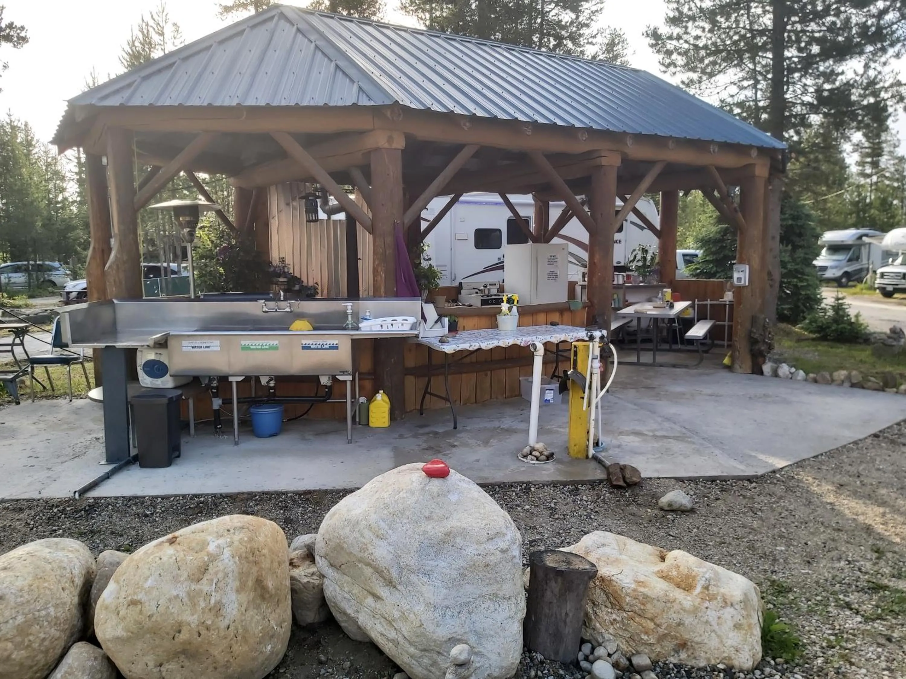 Blue River Campgrounds & Cabin-public washroom