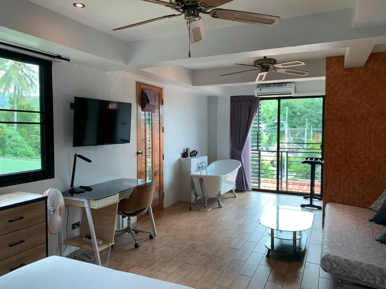 Bedroom, Bed in Penthouse Crystal Bay Apartments