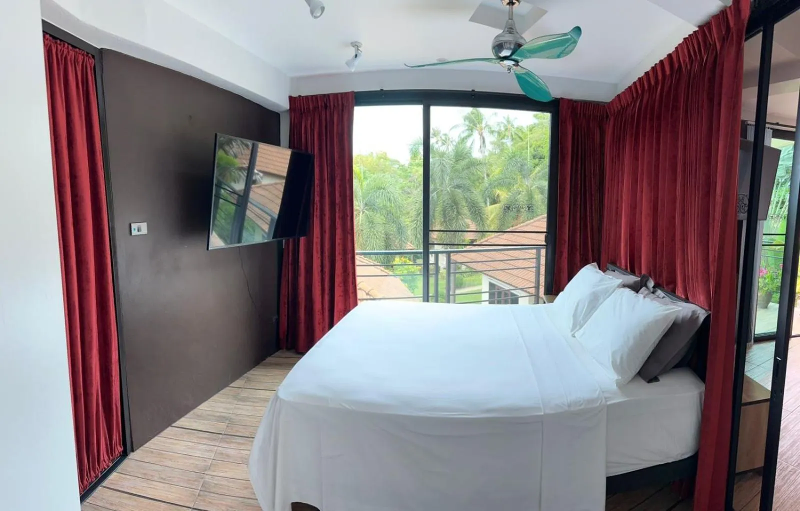 Bedroom, Bed in Penthouse Crystal Bay Apartments