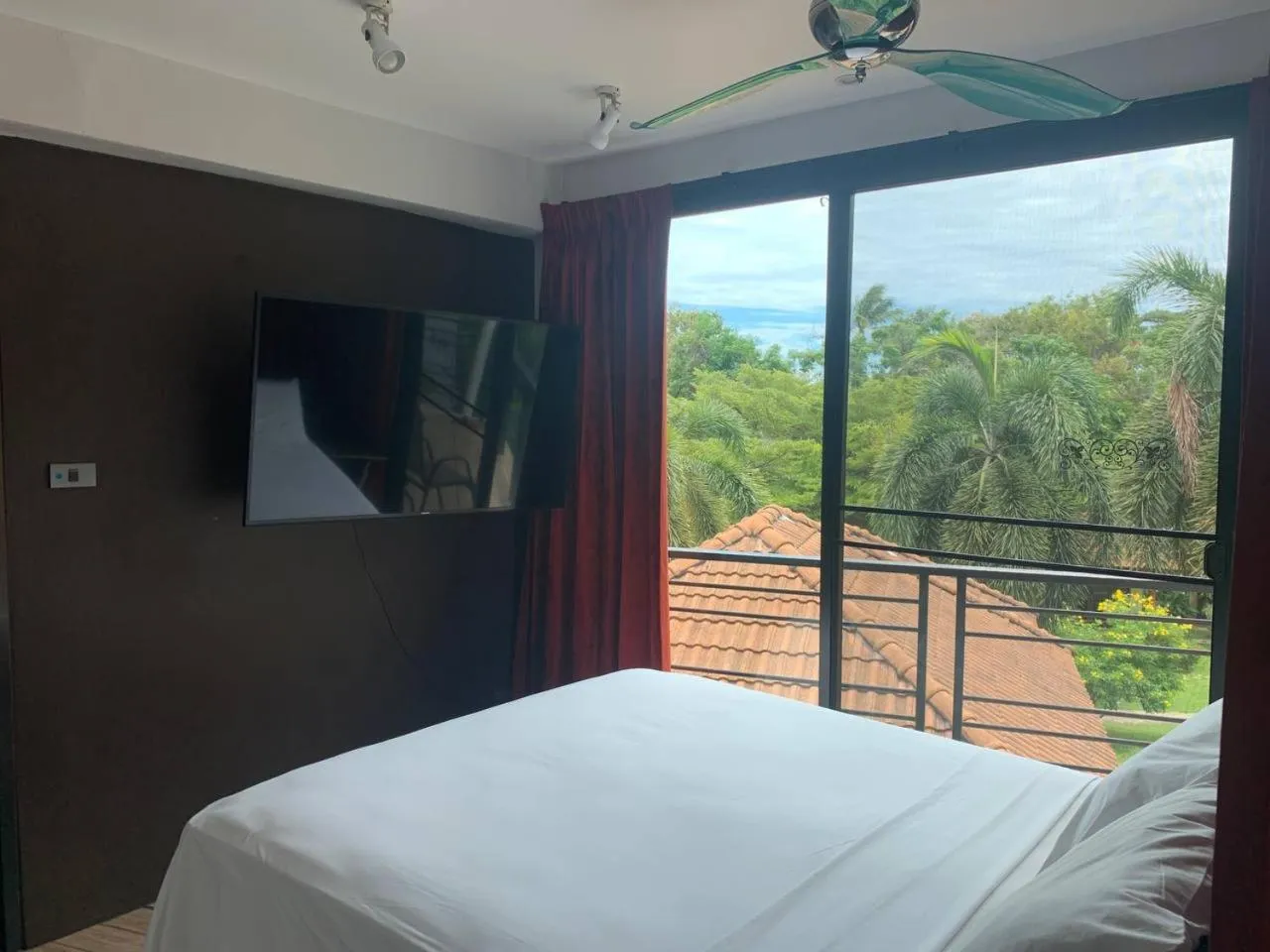 View (from property/room), Bed in Penthouse Crystal Bay Apartments