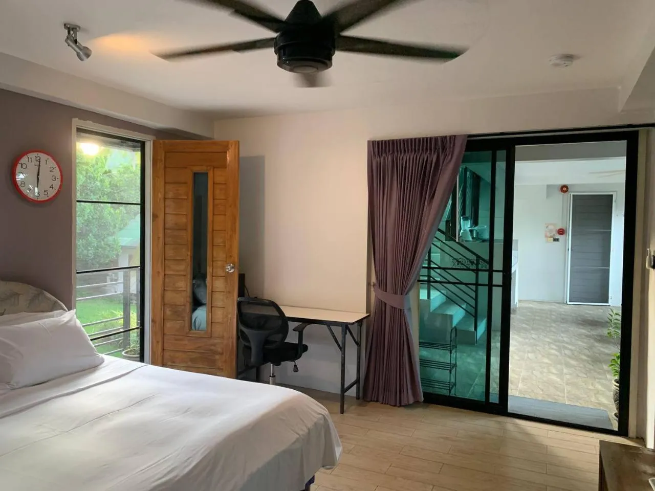 Bedroom, Bed in Penthouse Crystal Bay Apartments