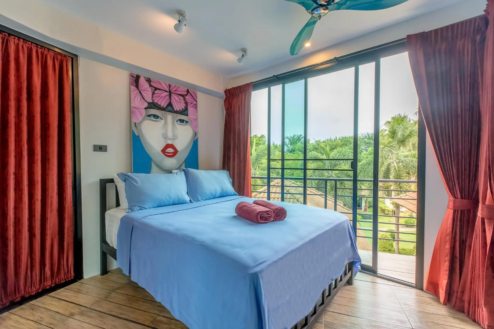 Bedroom, Bed in Penthouse Crystal Bay Apartments