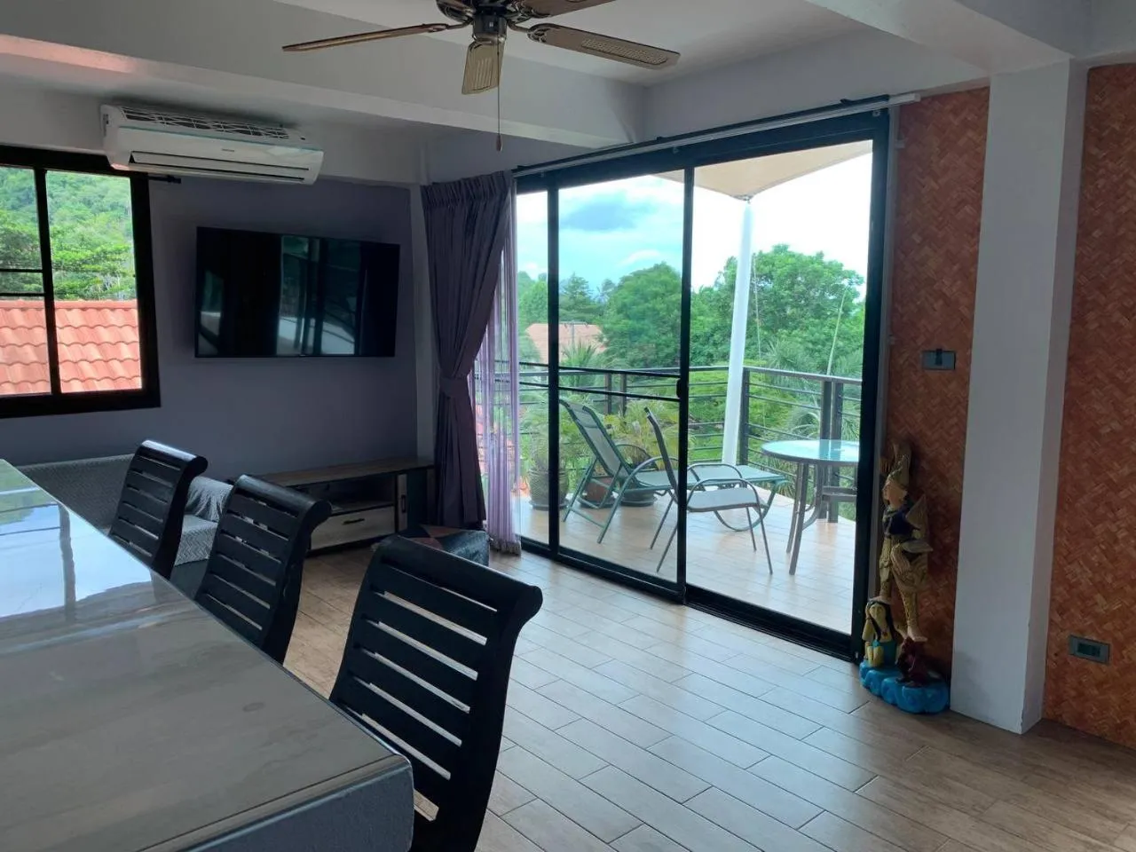 Dining area in Penthouse Crystal Bay Apartments