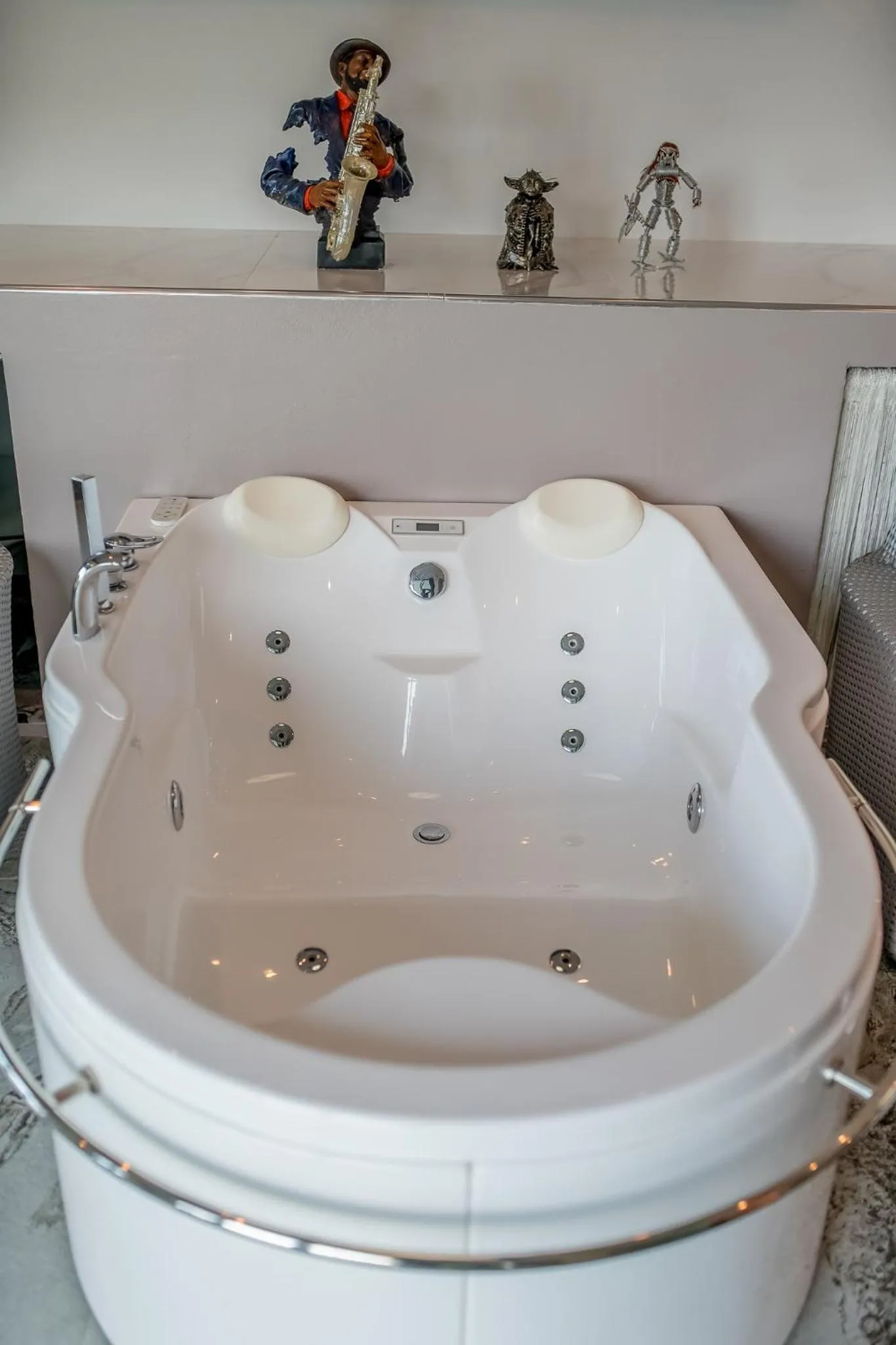 Hot Tub in Penthouse Crystal Bay Apartments