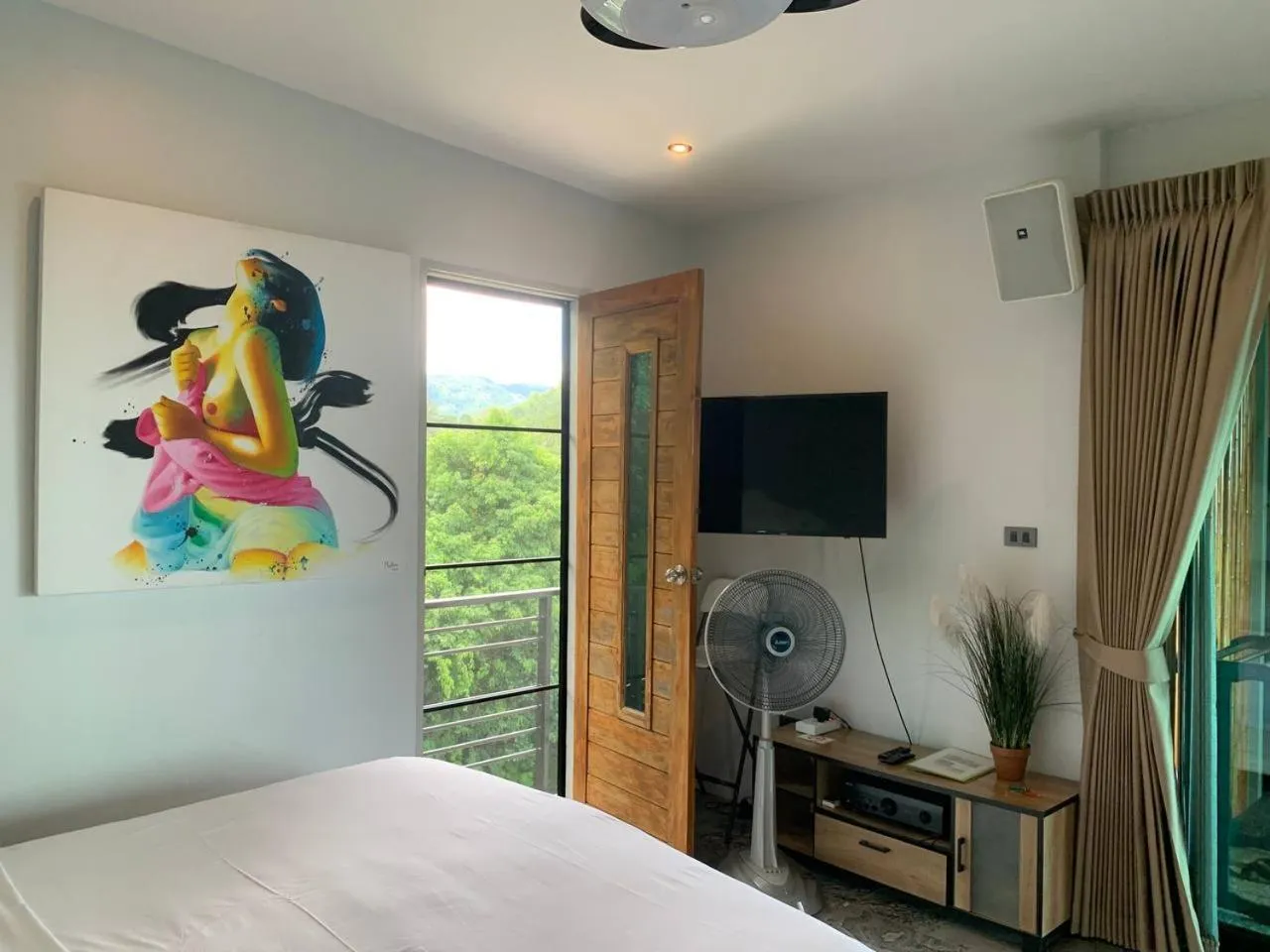 Bedroom, Bed in Penthouse Crystal Bay Apartments