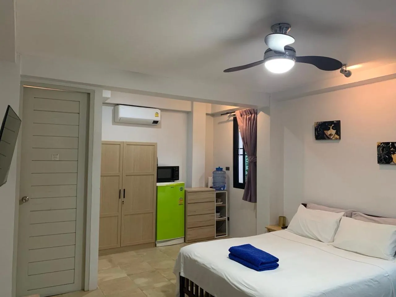 Bedroom, Bed in Penthouse Crystal Bay Apartments