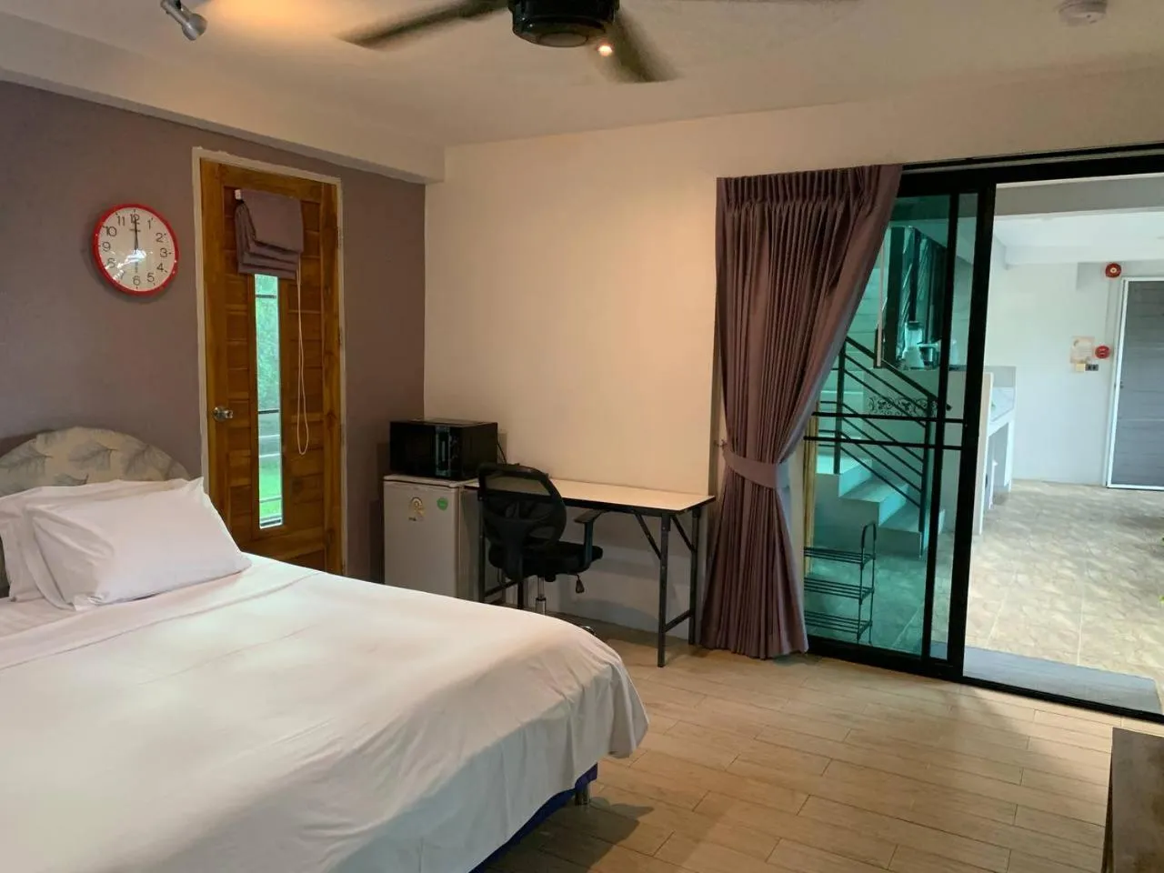 Bedroom, Bed in Penthouse Crystal Bay Apartments