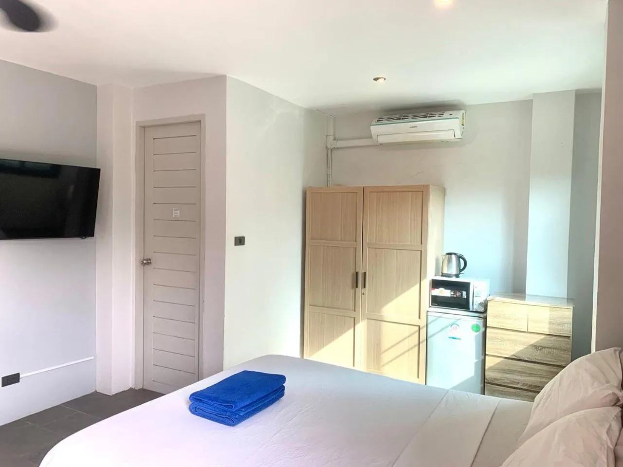 Bedroom, Bed in Penthouse Crystal Bay Apartments