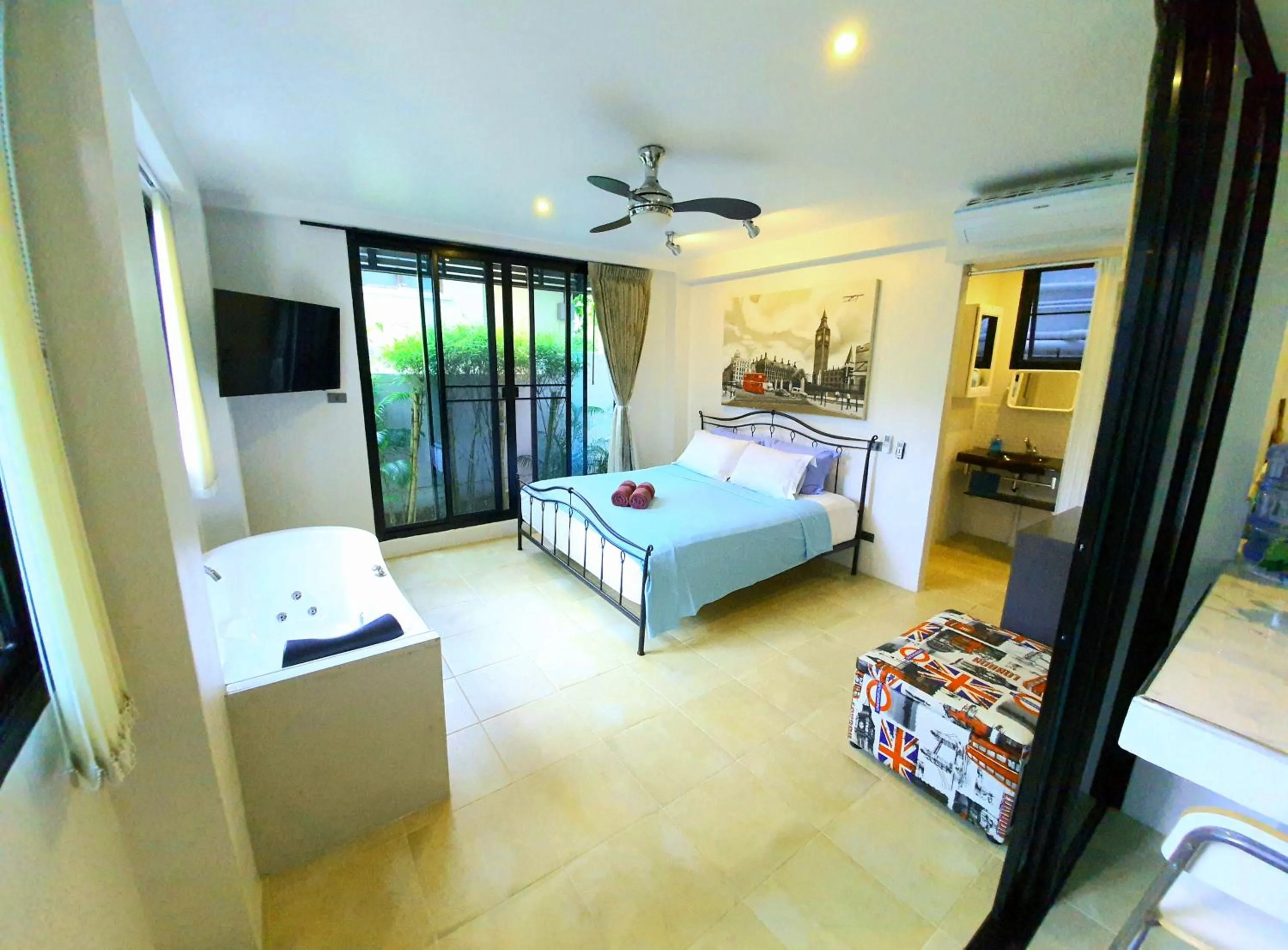 Bedroom, Bed in Penthouse Crystal Bay Apartments