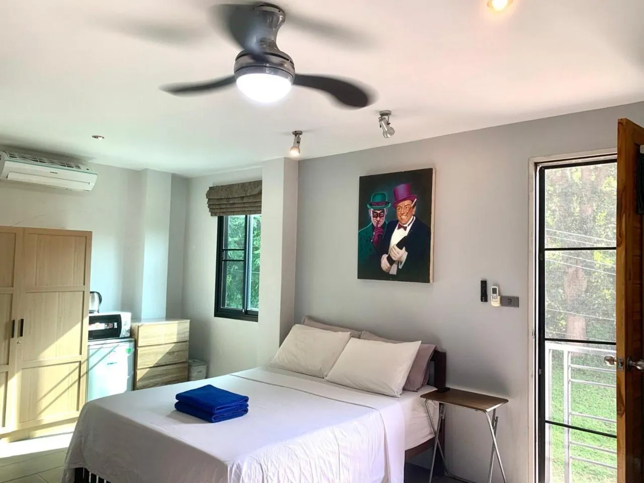 Bedroom, Bed in Penthouse Crystal Bay Apartments