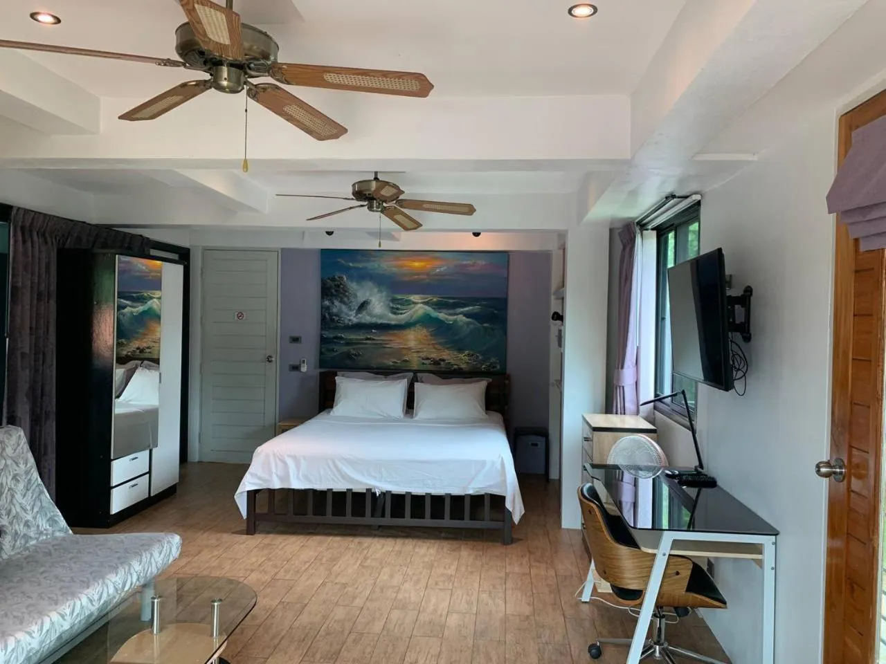 Bedroom, Bed in Penthouse Crystal Bay Apartments