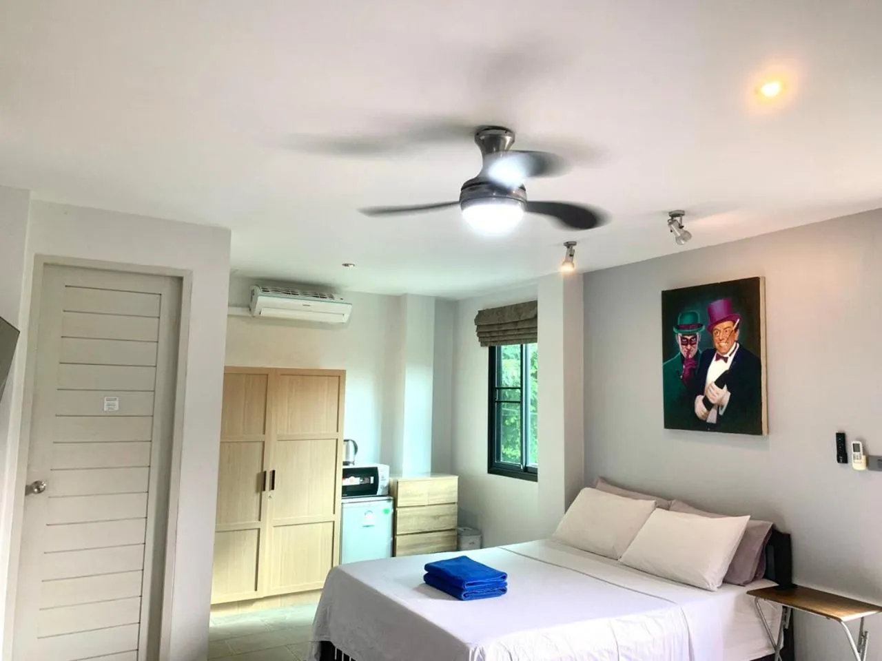 Bedroom, Bed in Penthouse Crystal Bay Apartments