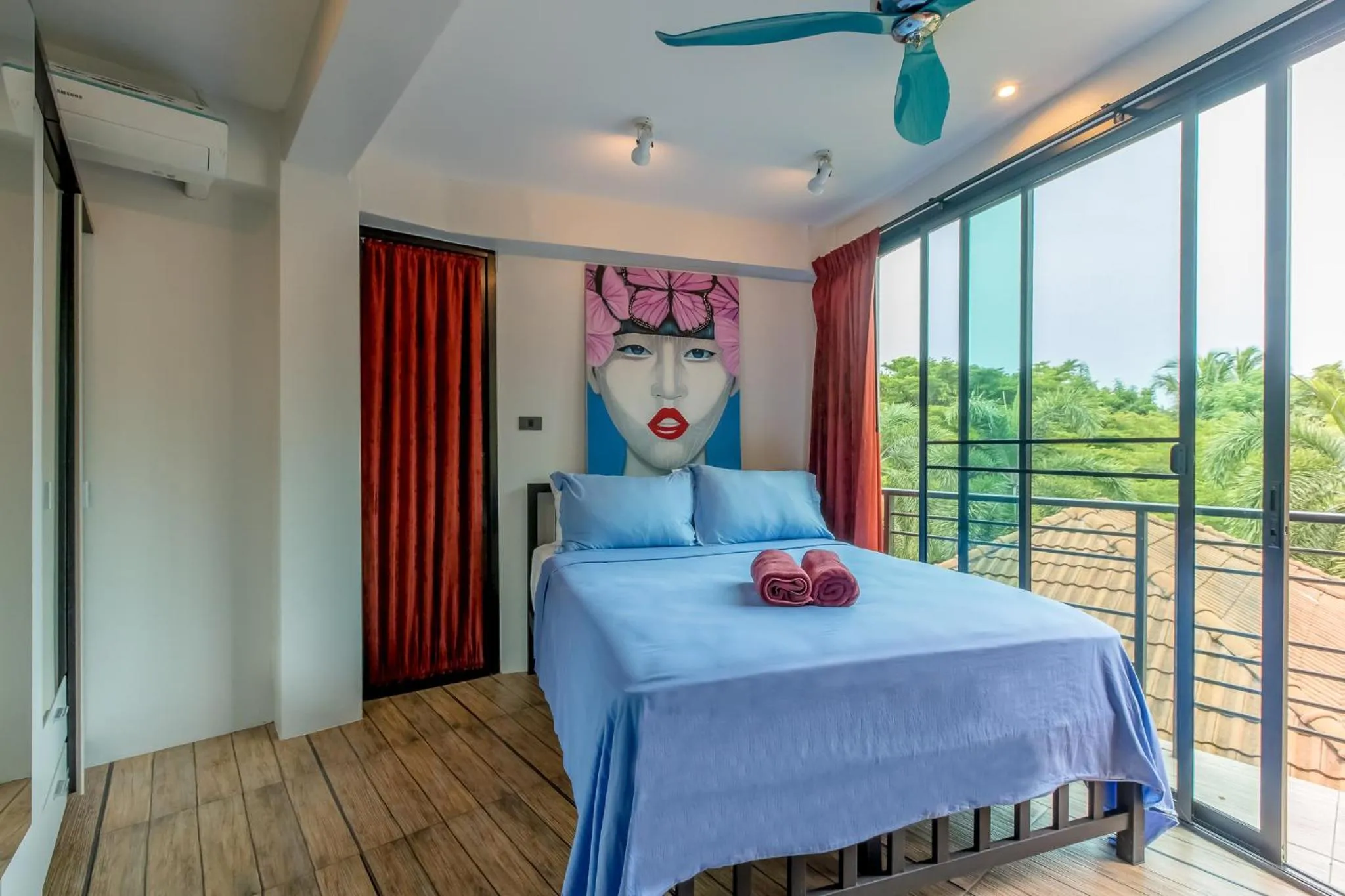 Bedroom, Bed in Penthouse Crystal Bay Apartments