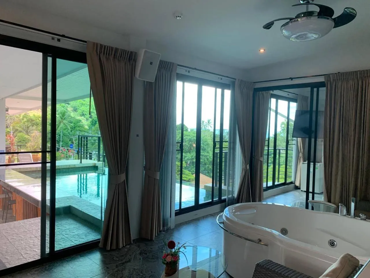 Hot Tub in Penthouse Crystal Bay Apartments