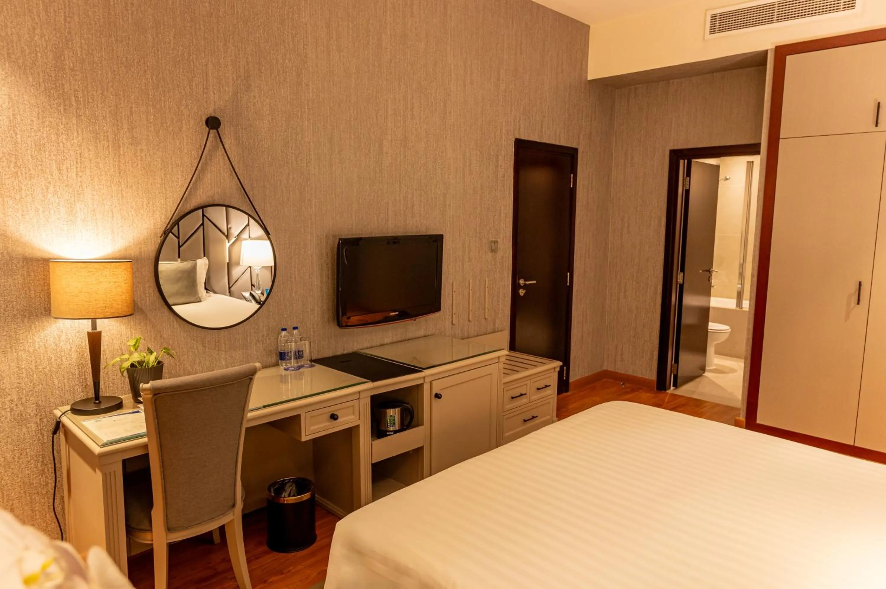 Bedroom, Bed in Majestic City Retreat Hotel