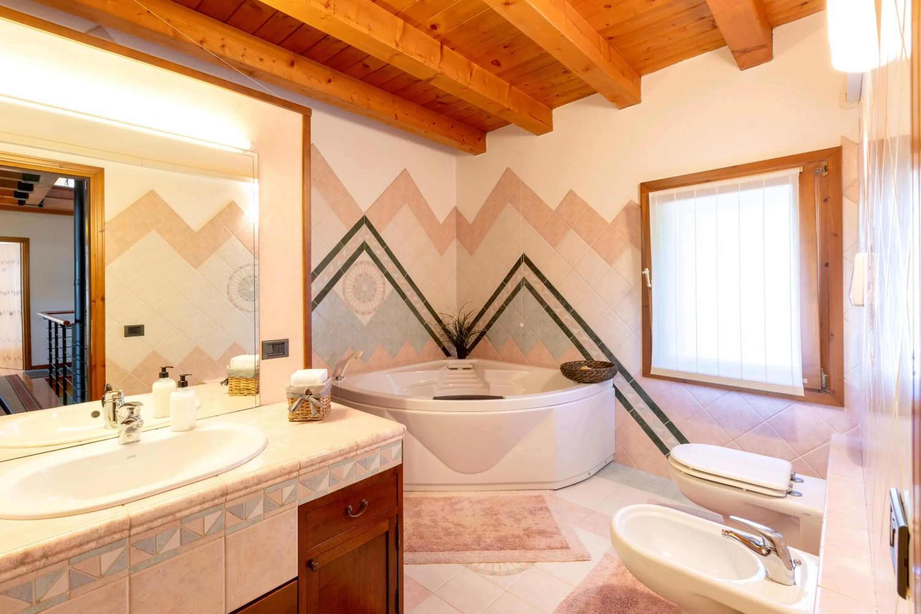 Hot Tub in B&B Antico Borgo Marcemigo