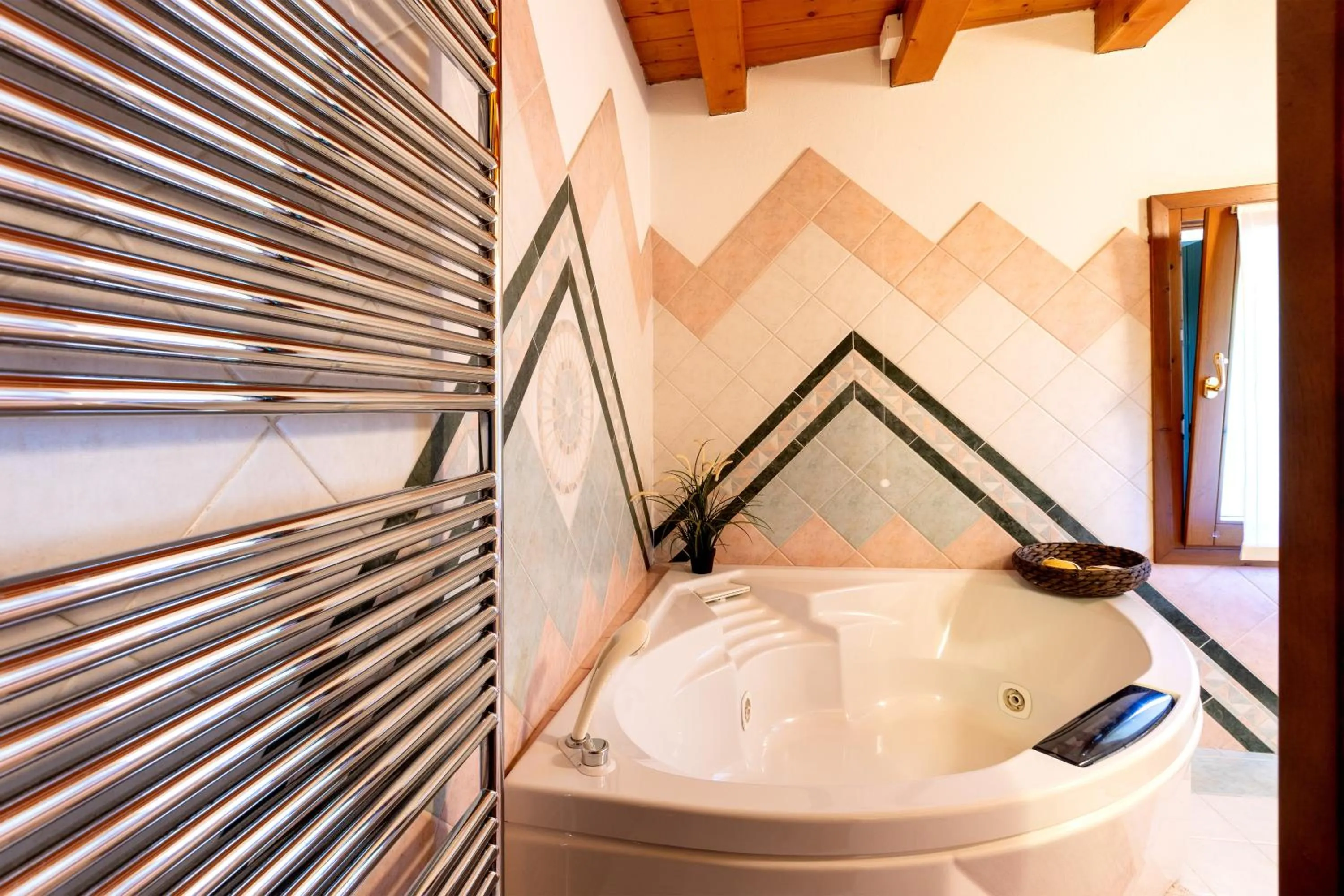 Hot Tub in B&B Antico Borgo Marcemigo