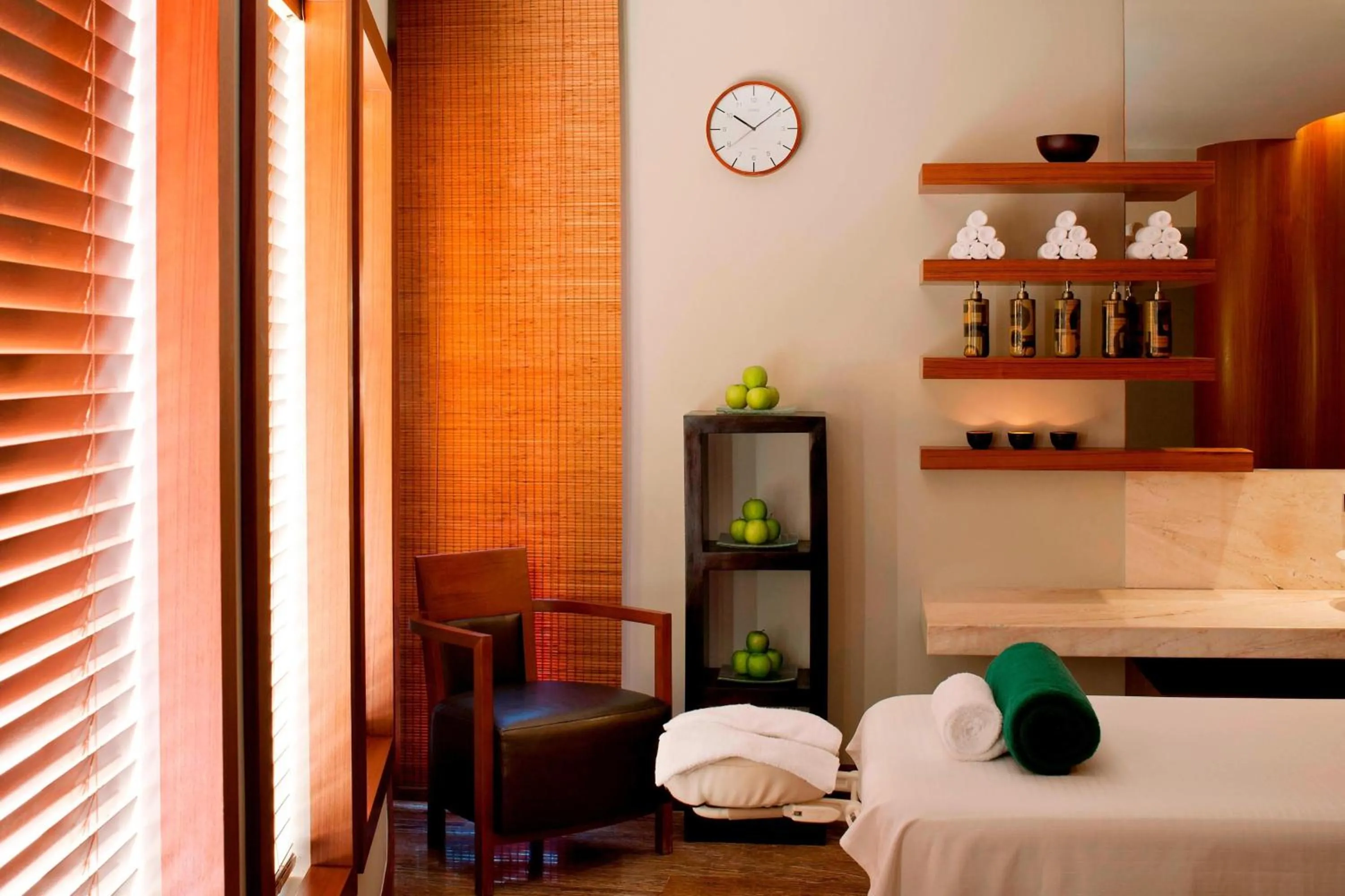 Spa and wellness centre/facilities, Bed in Sheraton Dubai Creek Hotel & Towers