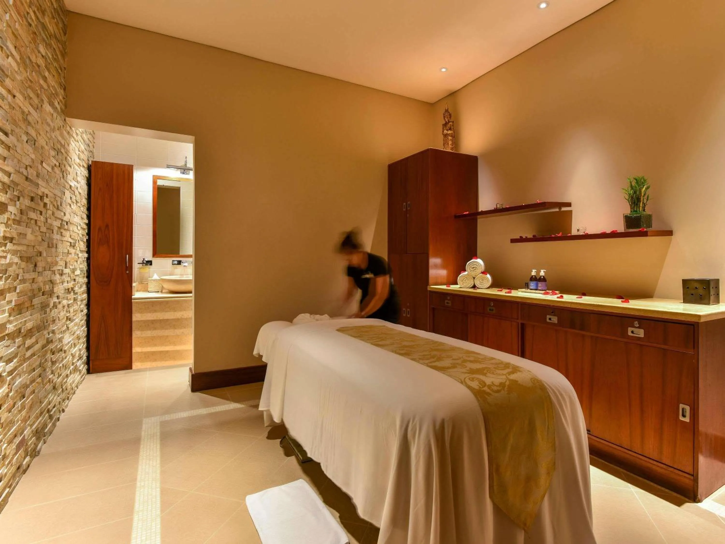 Spa and wellness centre/facilities, Bed in Raffles Dubai