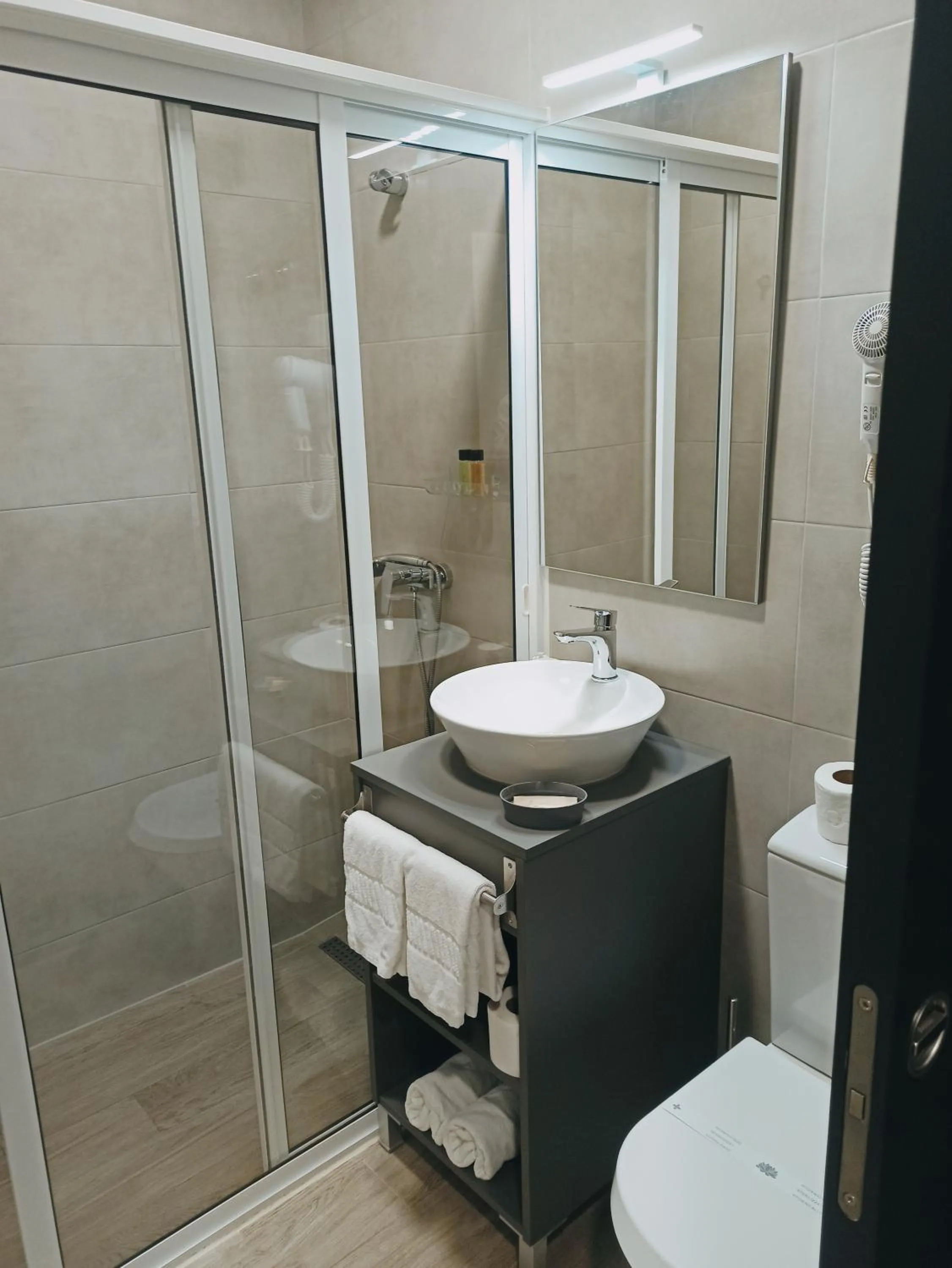 Bathroom in Porto D'Abrigo - Alojamento Local