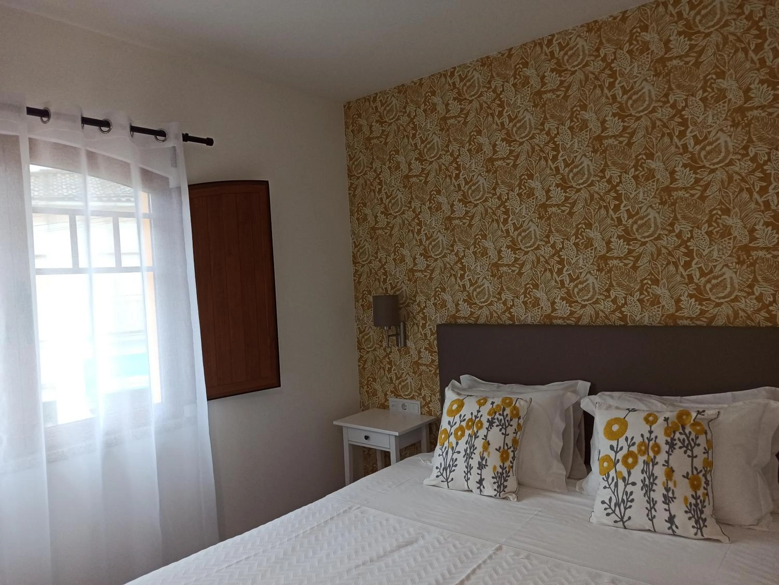 Bedroom, Bed in Porto D'Abrigo - Alojamento Local