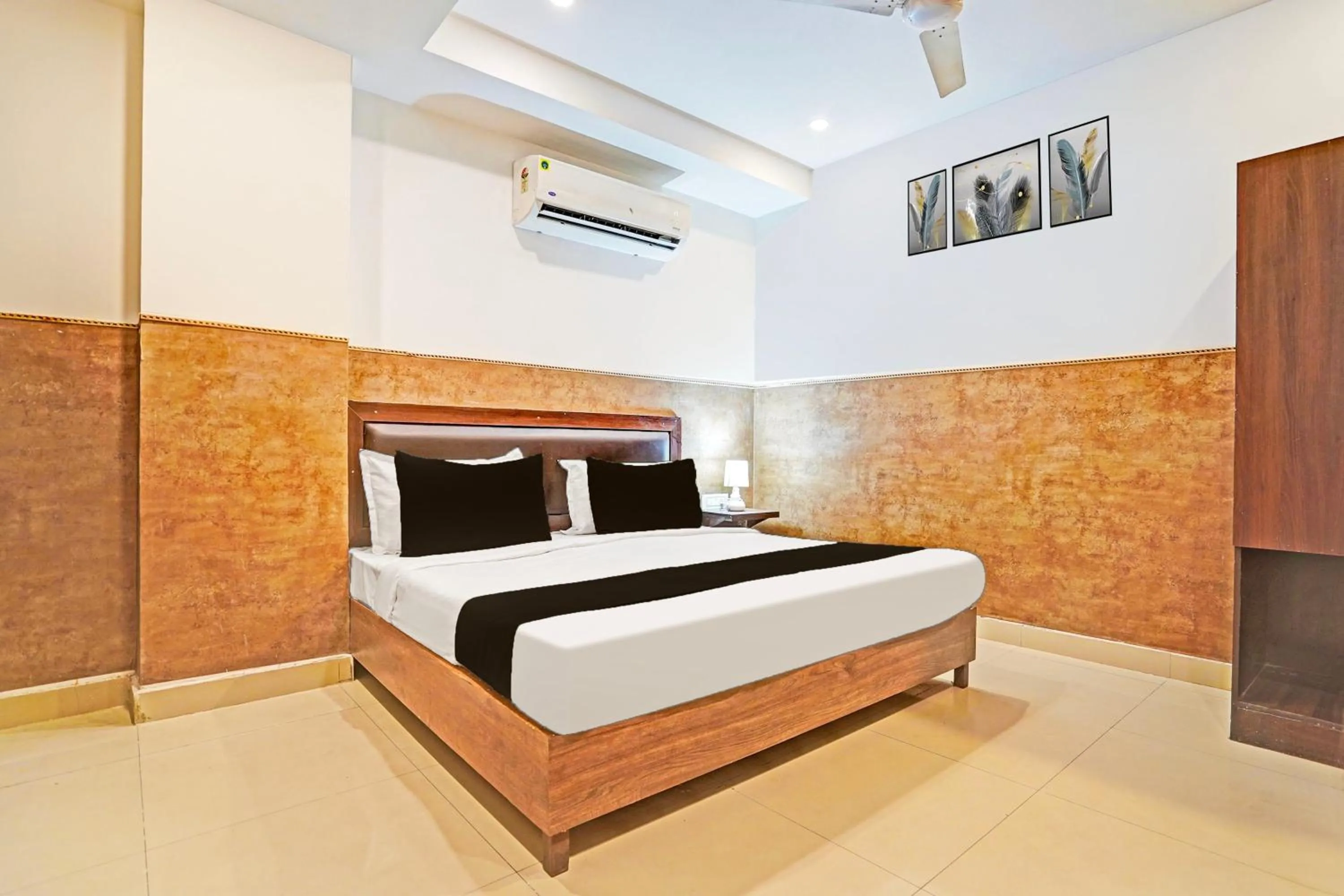 Bedroom, Bed in Super Collection O Tilak Nagar Near Pacific Mall