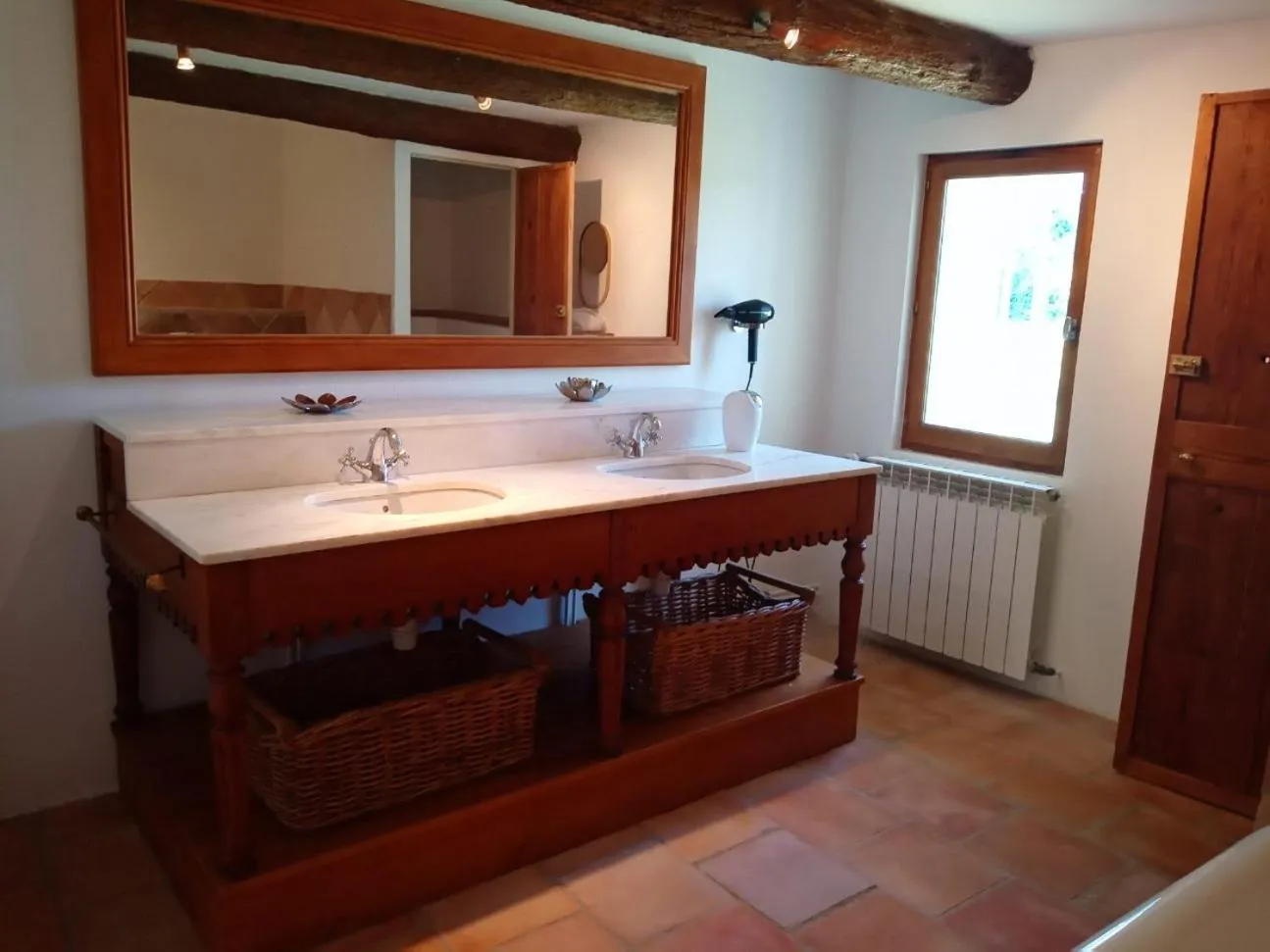 Bathroom in LE MAS DES FLANERAIES