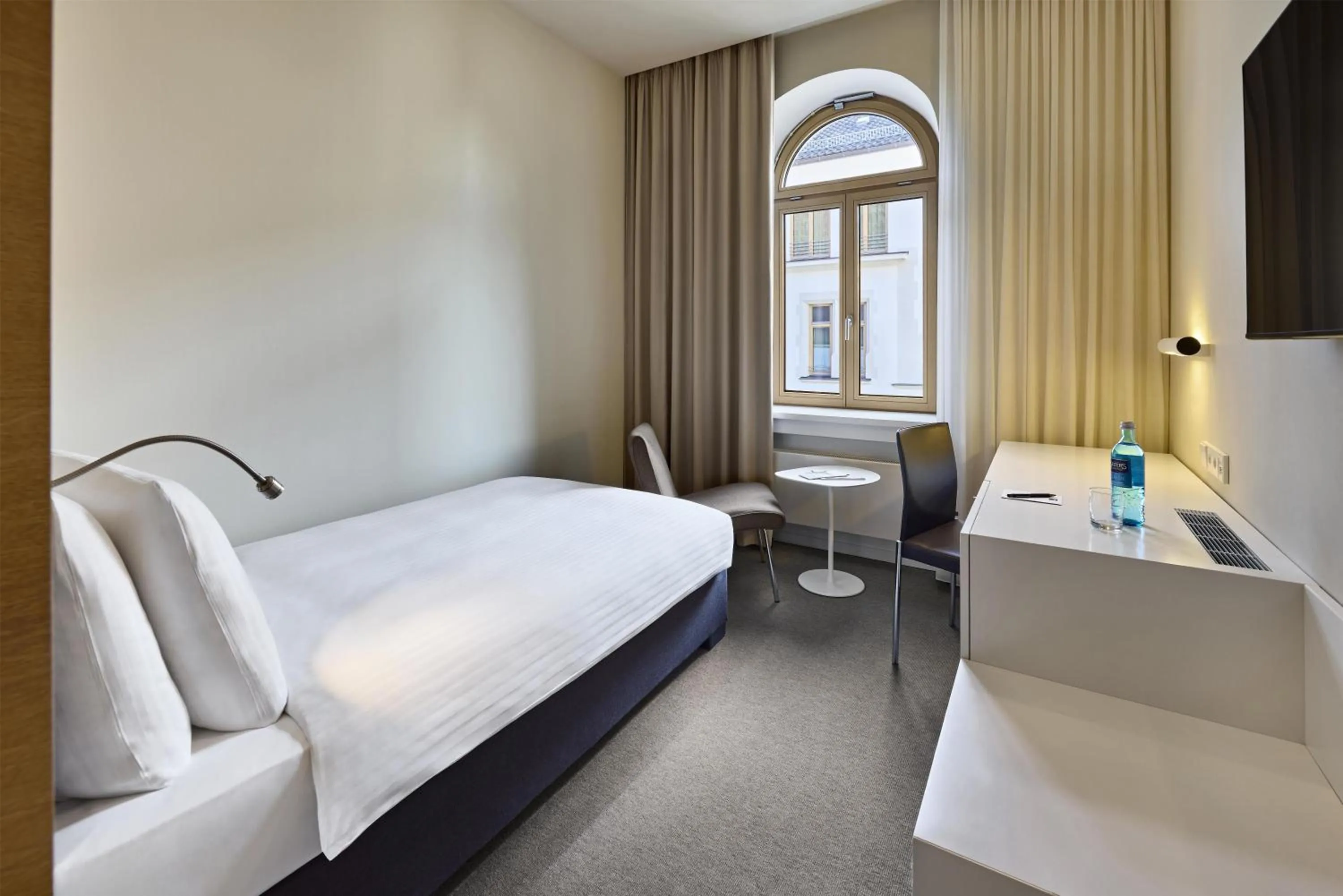 Bedroom, Bed in Dorint Parkhotel Jordanbad