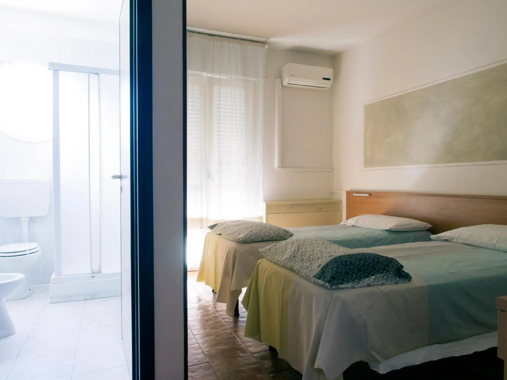 Bathroom, Bed in Hotel La Vela