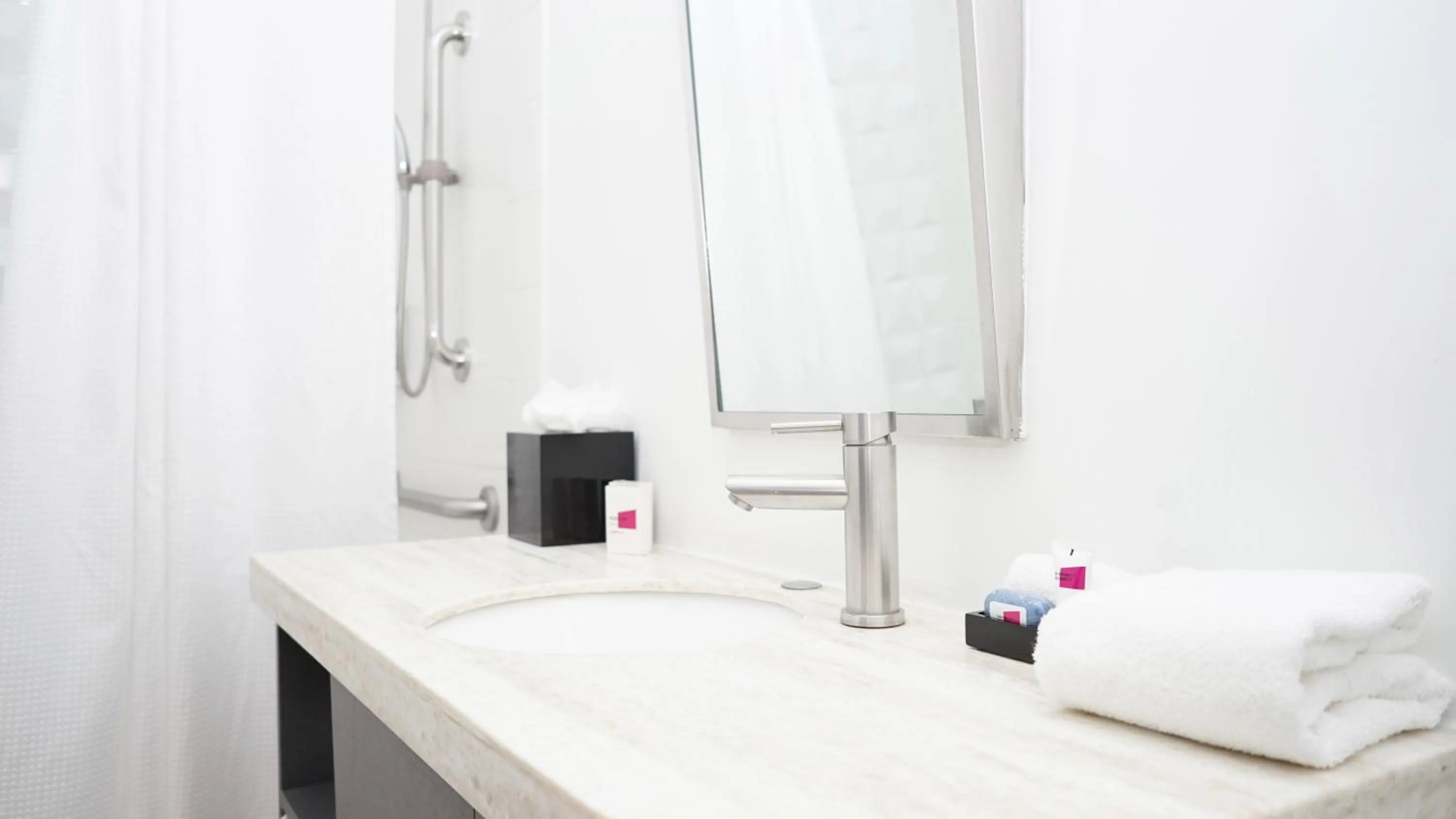 Shower, Bed in Aloft Ponce Hotel & Casino