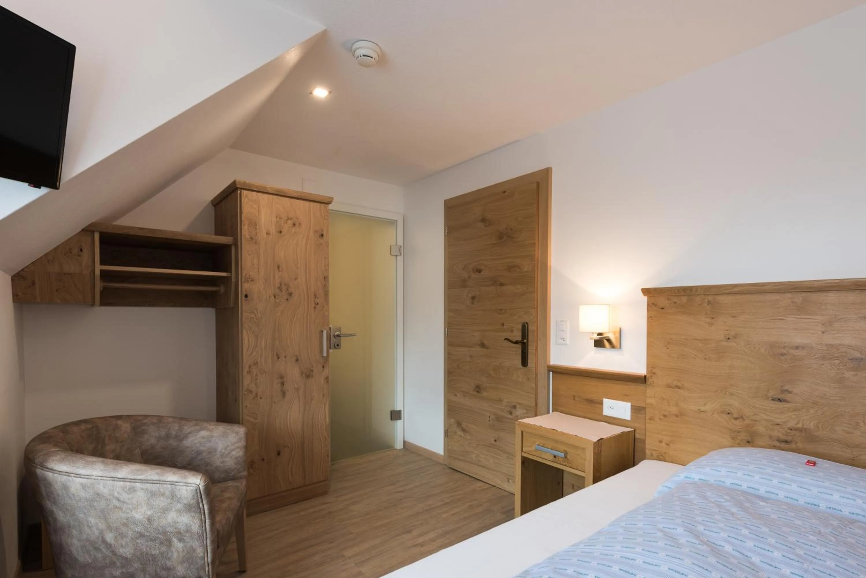 Bedroom, Bed in Hotel Restaurant Hirschen