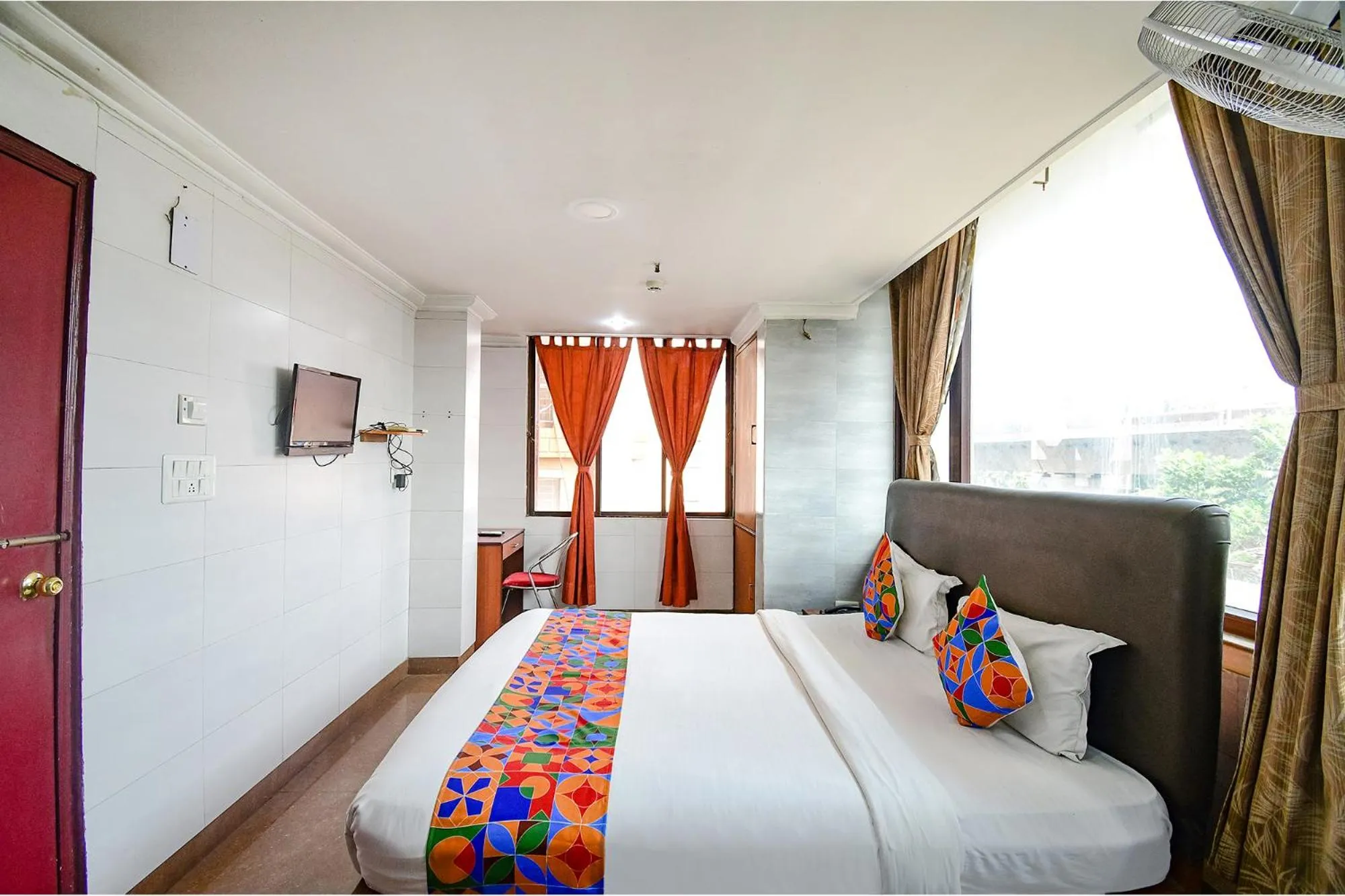 TV and multimedia, Bed in FabHotel Raj Darbar