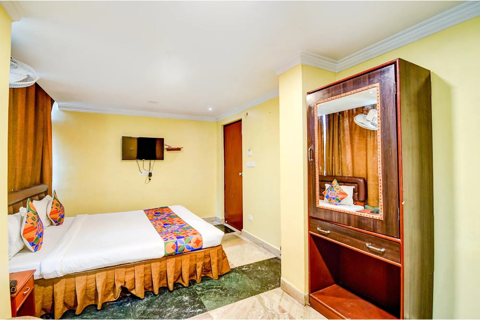 TV and multimedia, Bed in FabHotel Raj Darbar