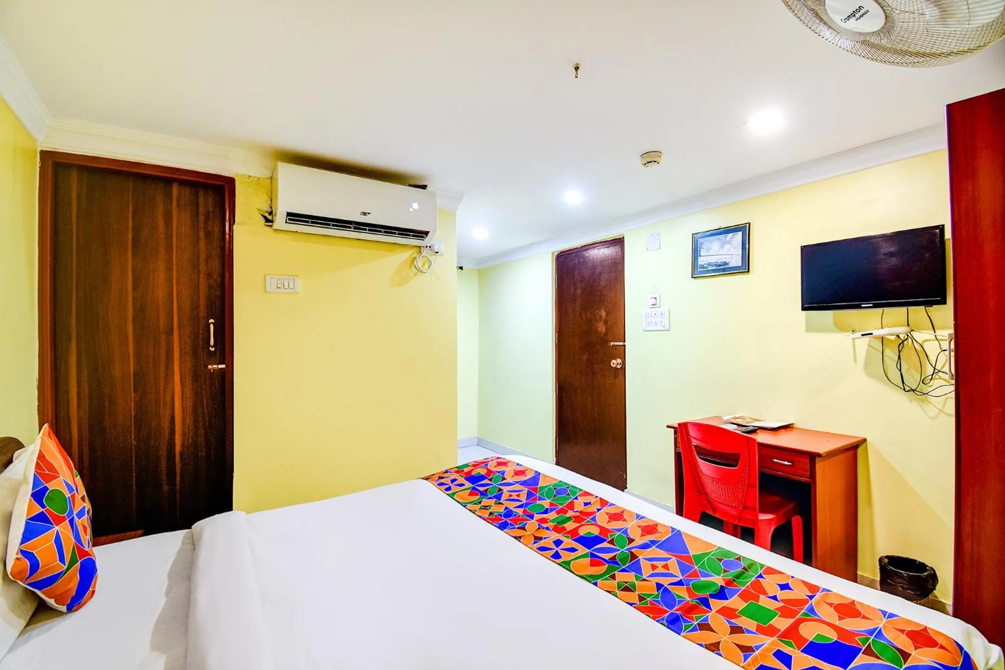TV and multimedia, Bed in FabHotel Raj Darbar