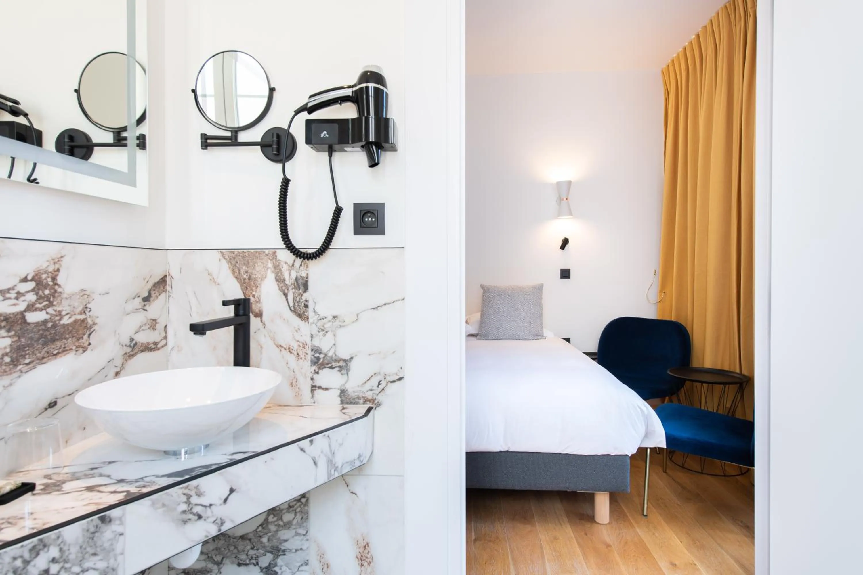 Bathroom, Bed in Boutique Hotel Nice Côte d'azur