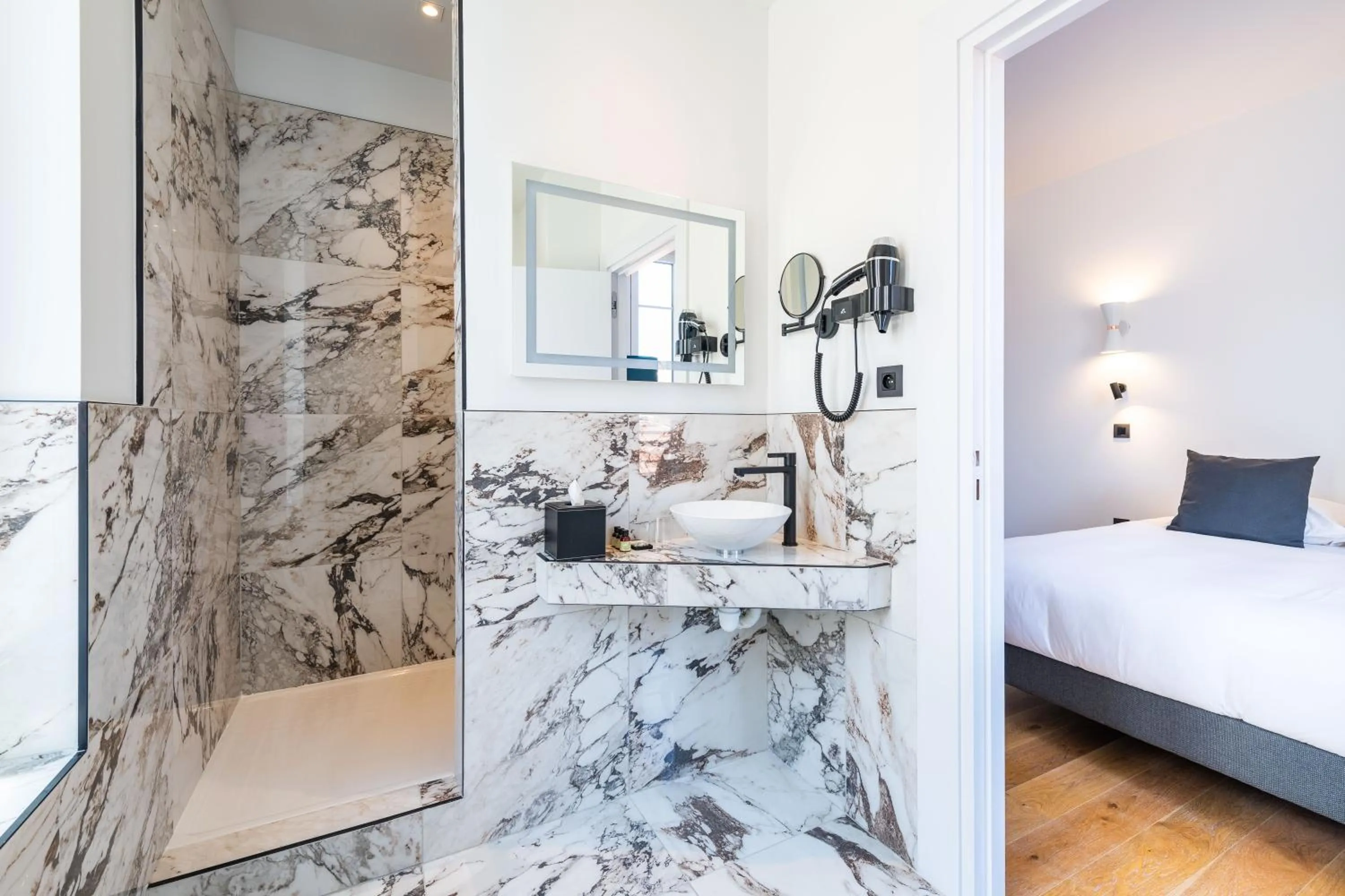 Bathroom, Bed in Boutique Hotel Nice Côte d'azur