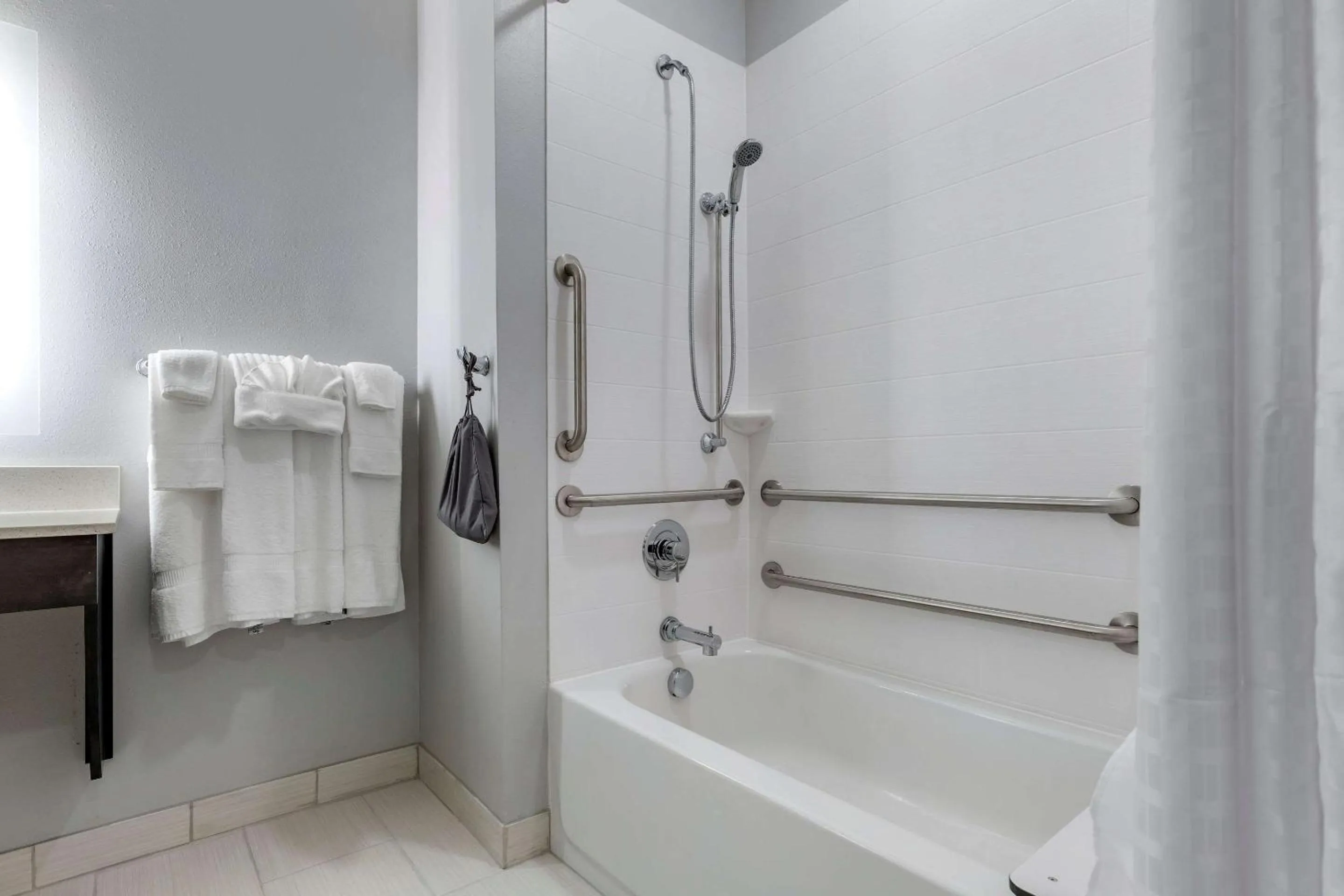 Photo of the whole room in Comfort Suites Greenville Airport