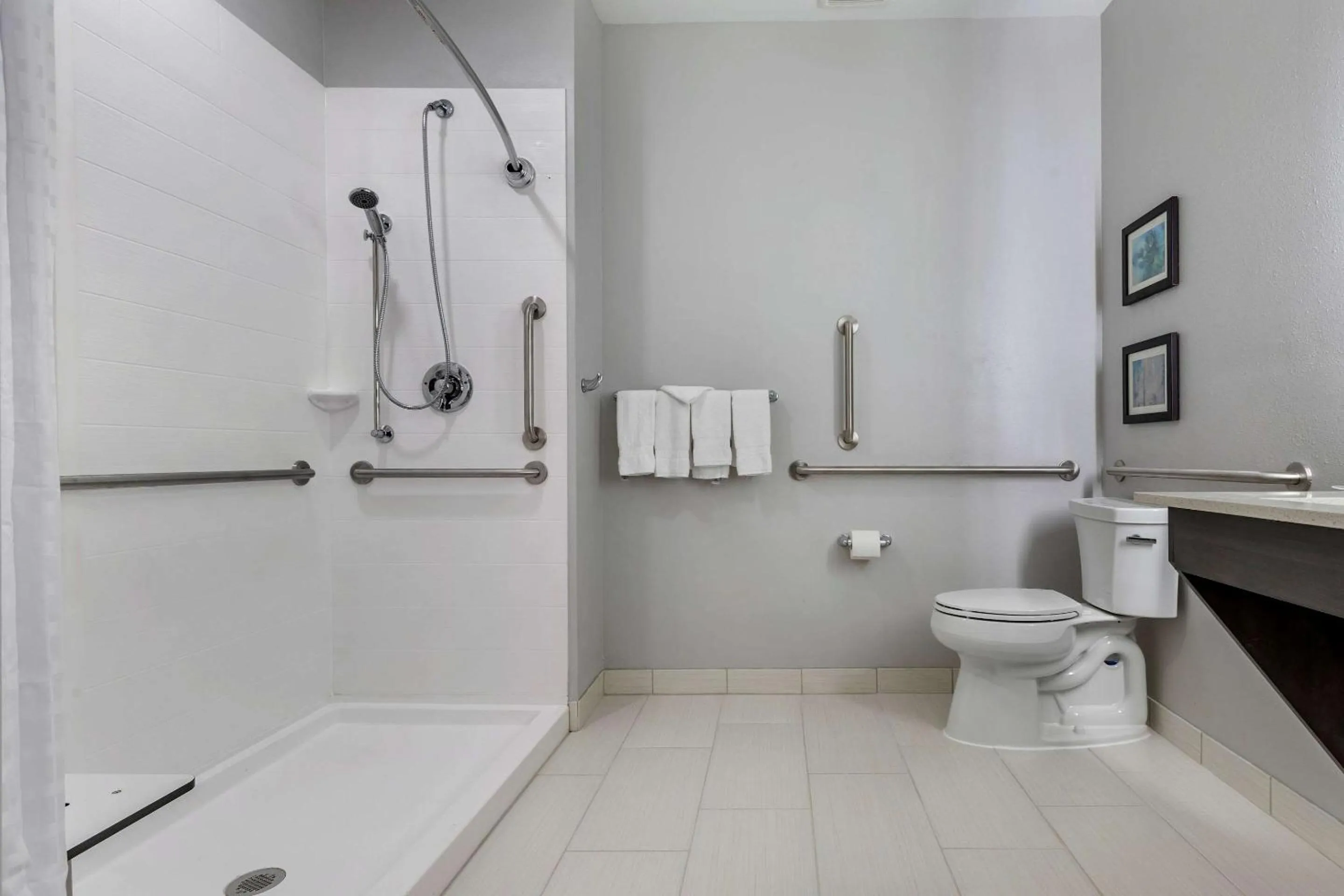 Photo of the whole room in Comfort Suites Greenville Airport