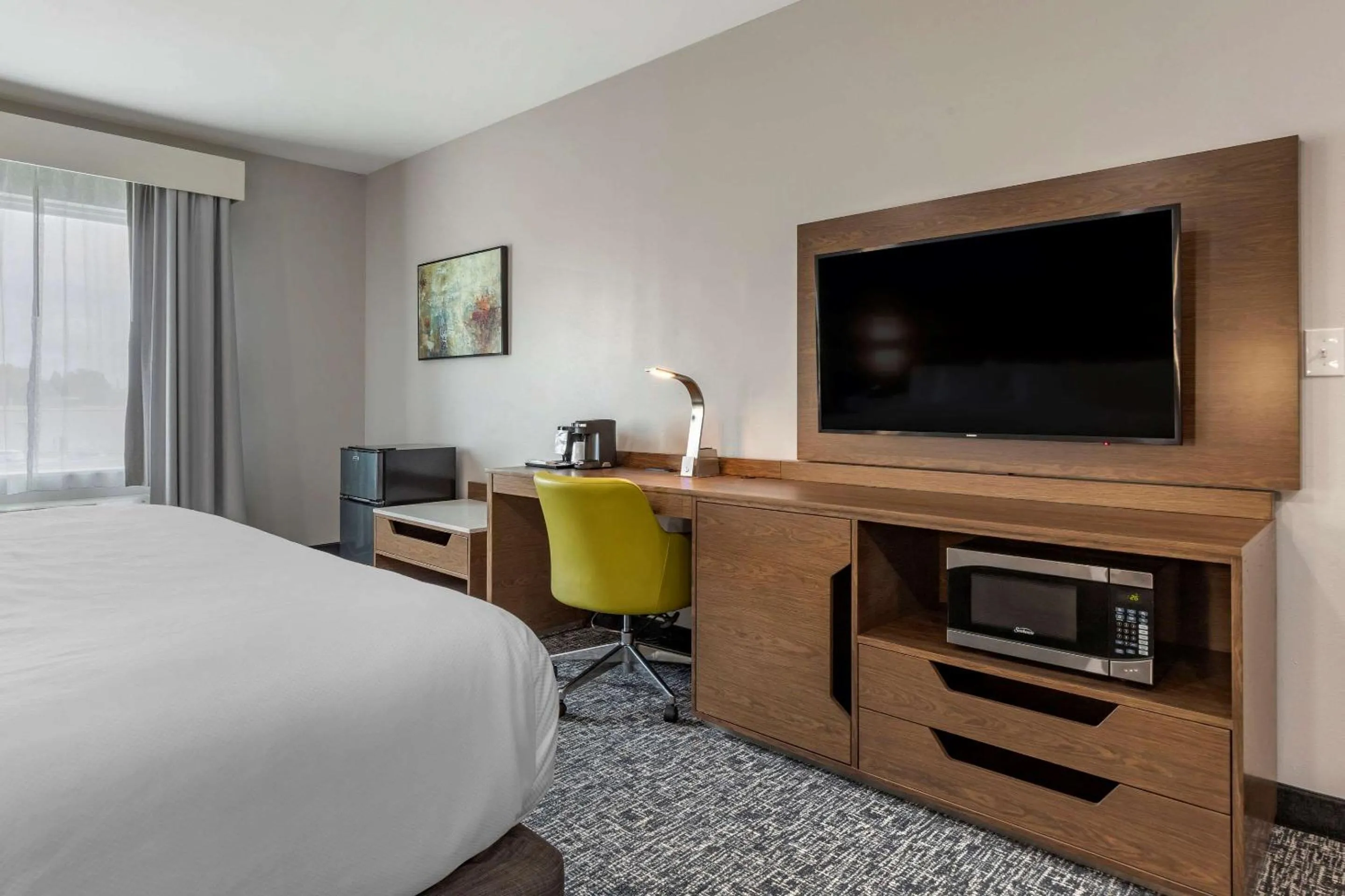 Photo of the whole room, Bed in Comfort Suites Greenville Airport