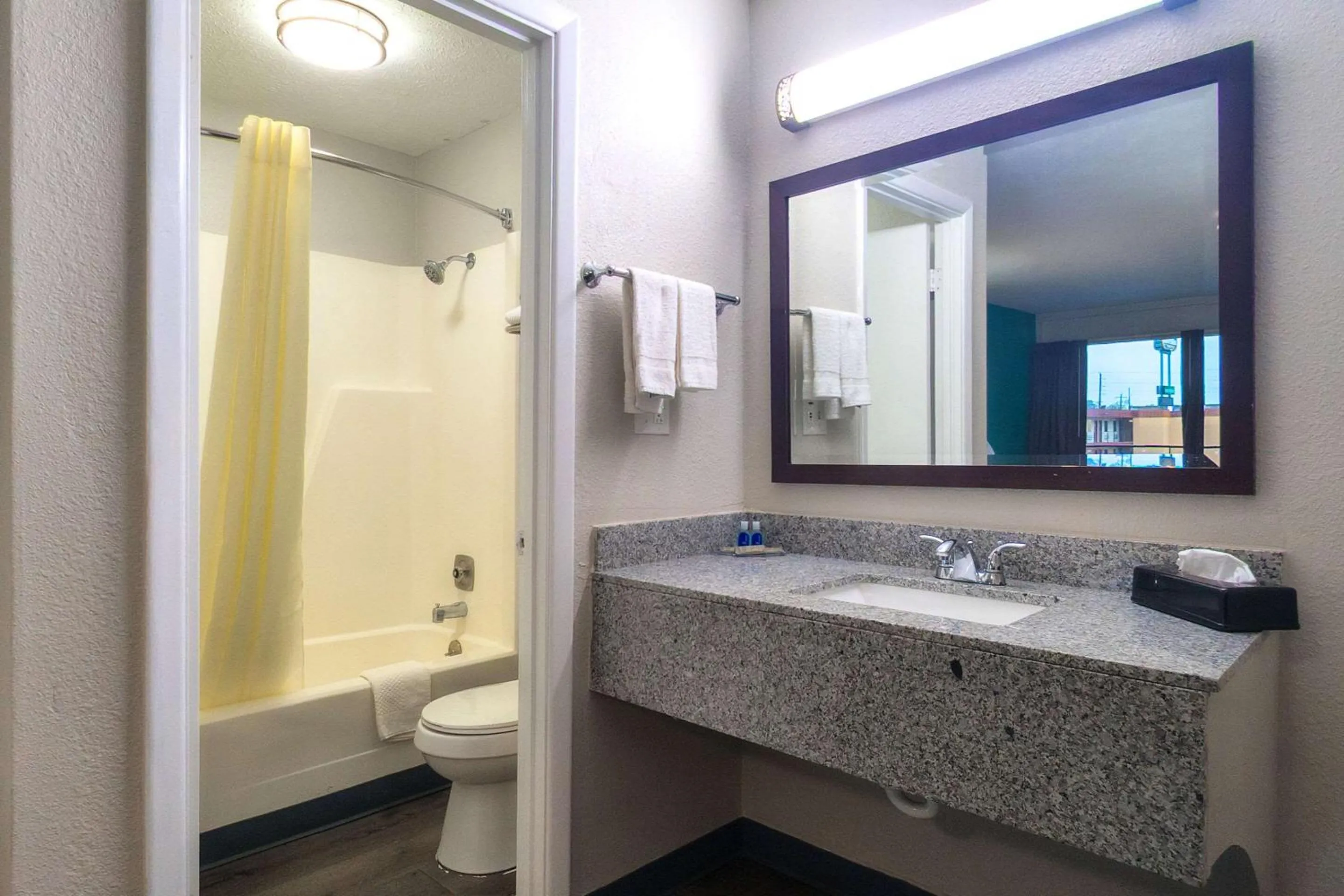 Bedroom in Rodeway Inn Augusta North Washington Road