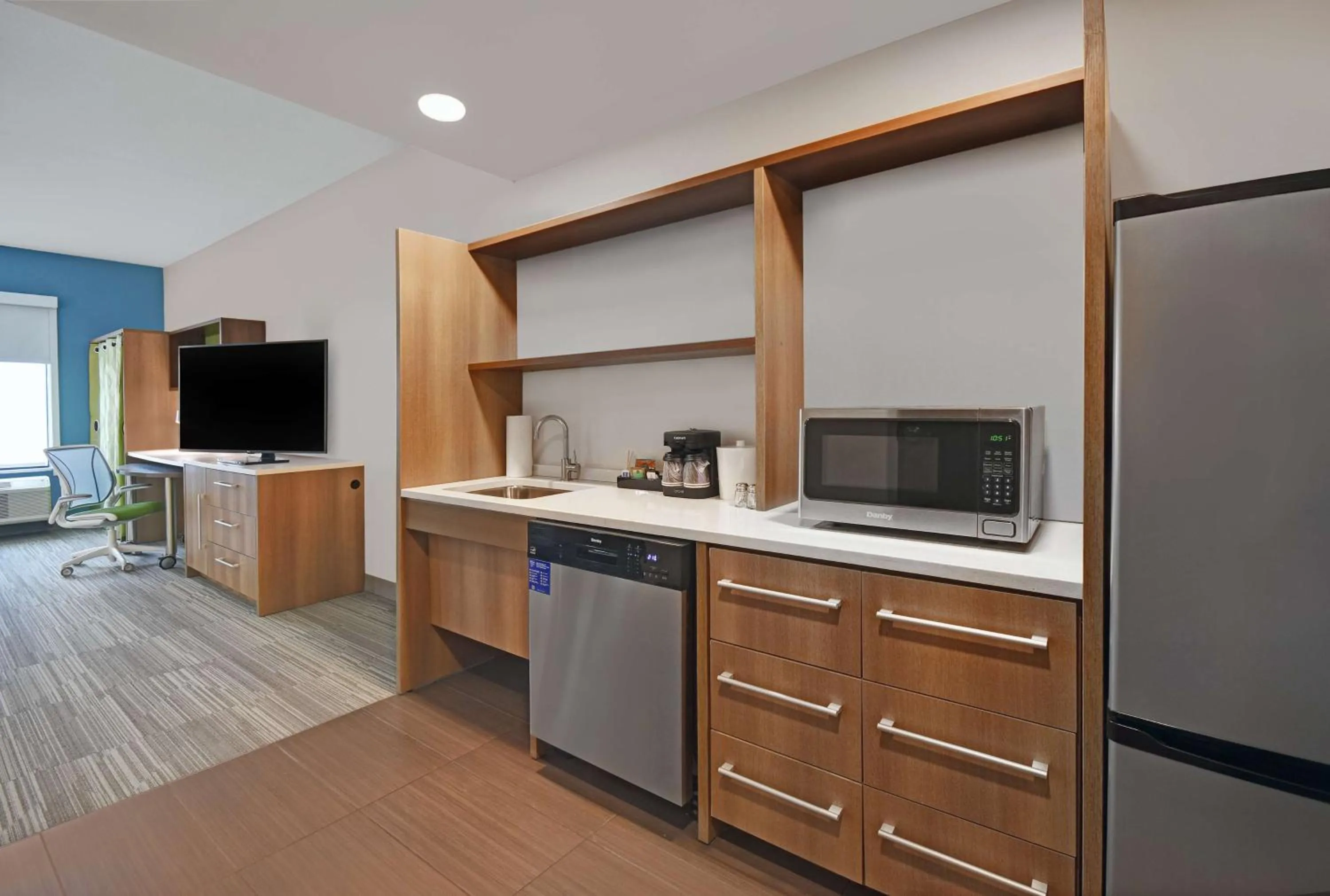 Kitchen or kitchenette in Home2 Suites By Hilton Springdale Cincinnati
