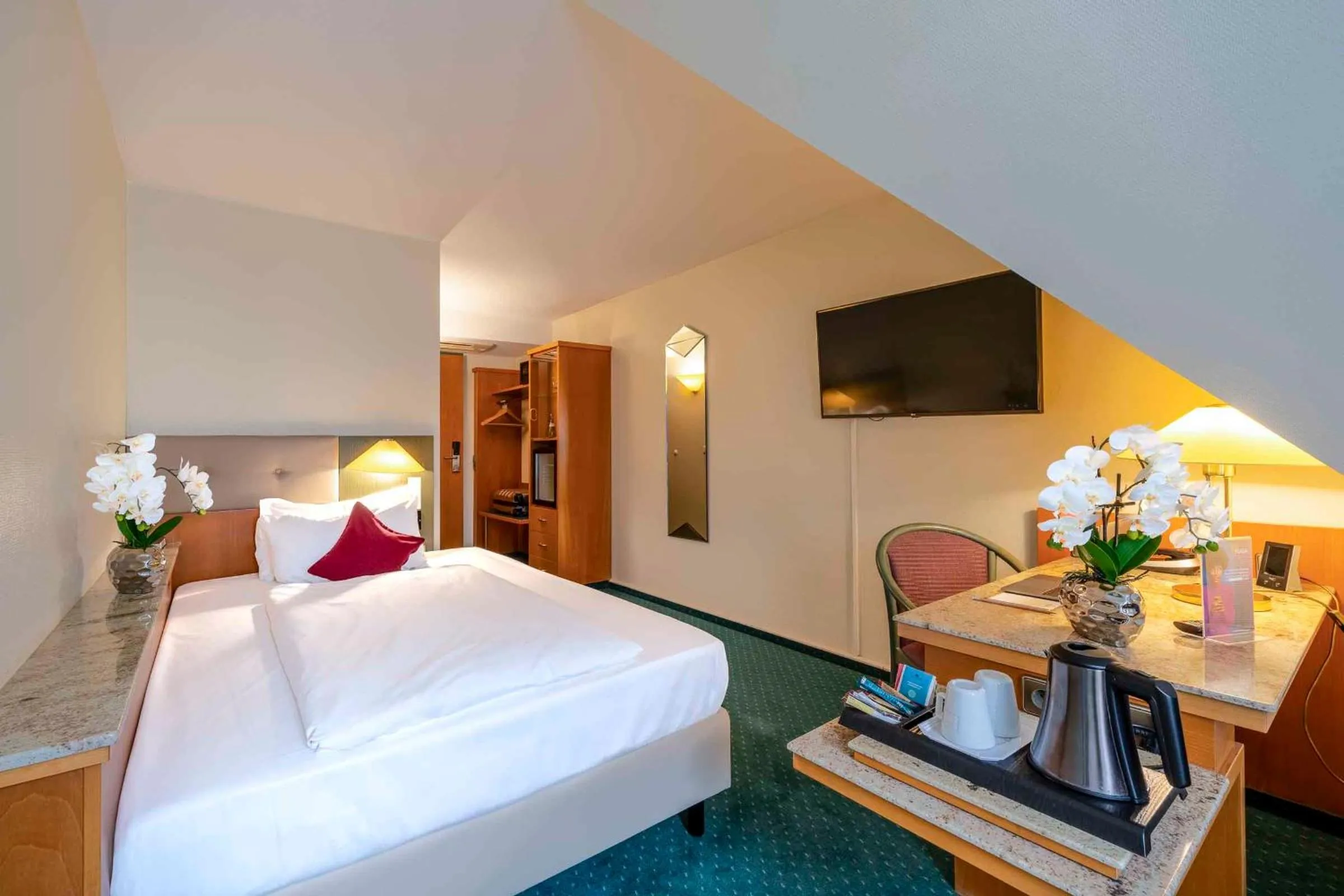 Photo of the whole room, Bed in PLAZA INN Blankenburg Ditzingen, Sure Hotel Collection