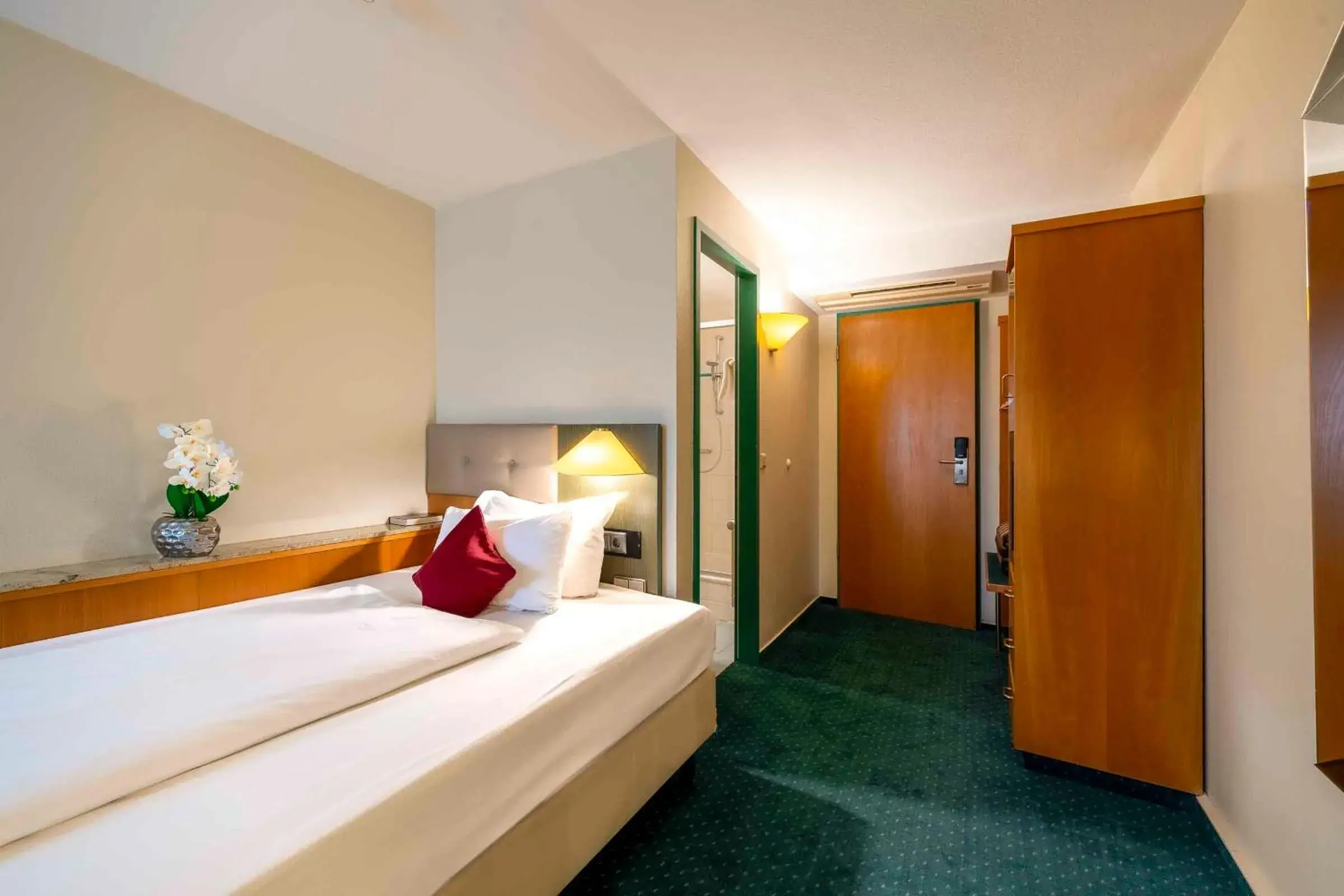 Comfort Single Room with Single Bed and Courtyard View - single occupancy in PLAZA INN Blankenburg Ditzingen, Sure Hotel Collection Comfort Single Room with Single Bed and Courtyard View - single occupancy in PLAZA INN Blankenburg Ditzingen, Sure Hotel Collection
