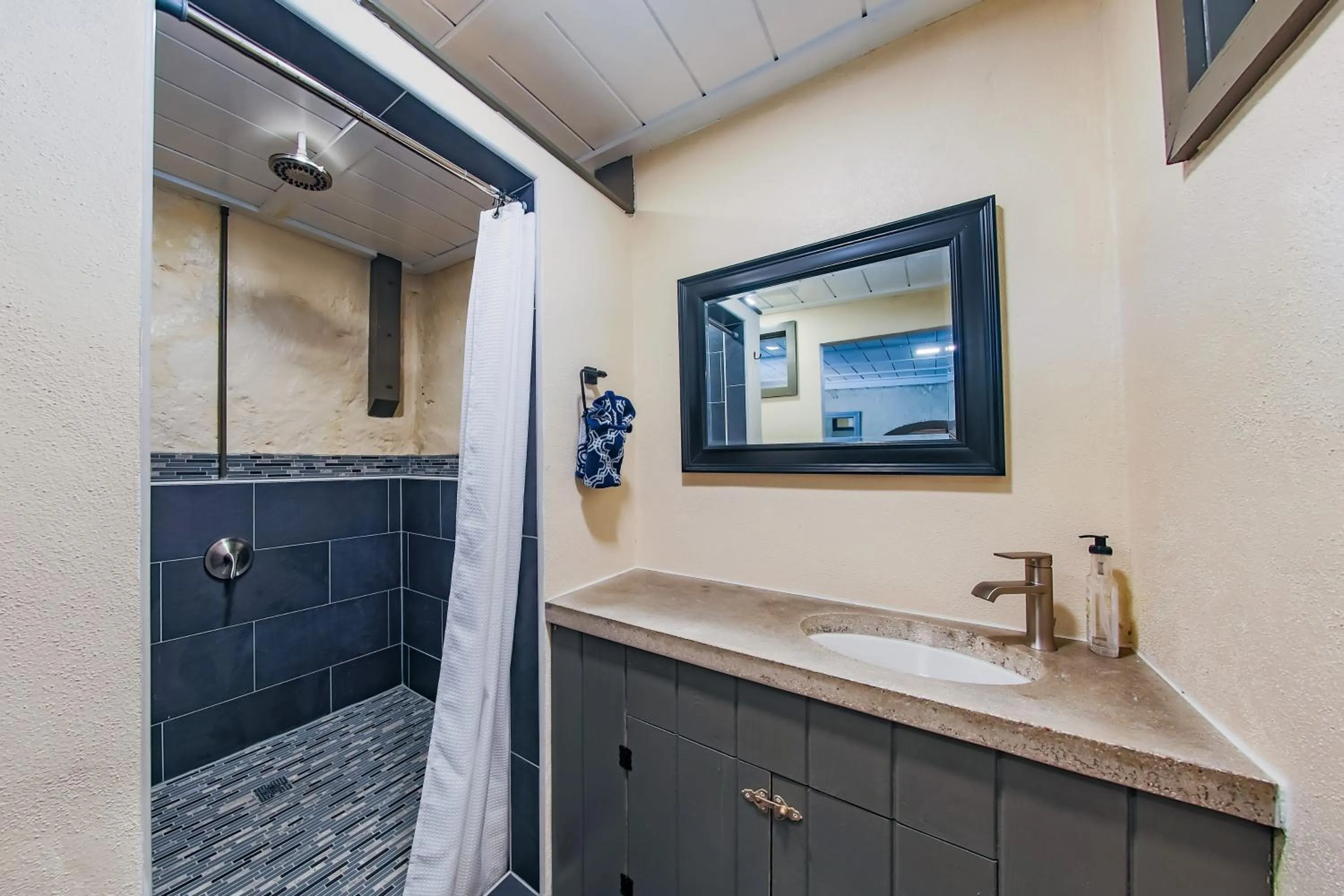 Bathroom in Victoria House